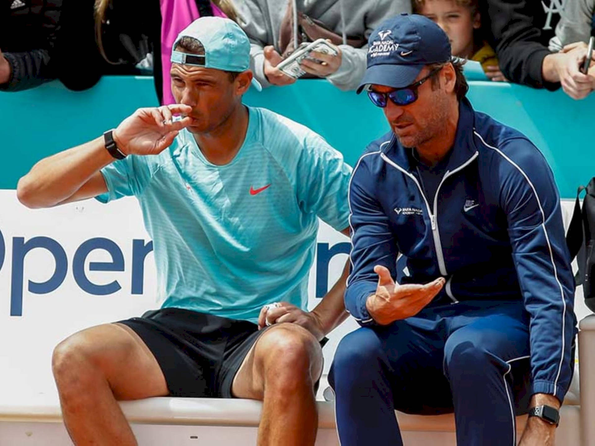 Carlos Moya peger på banen med Rafael Nadal Wallpaper