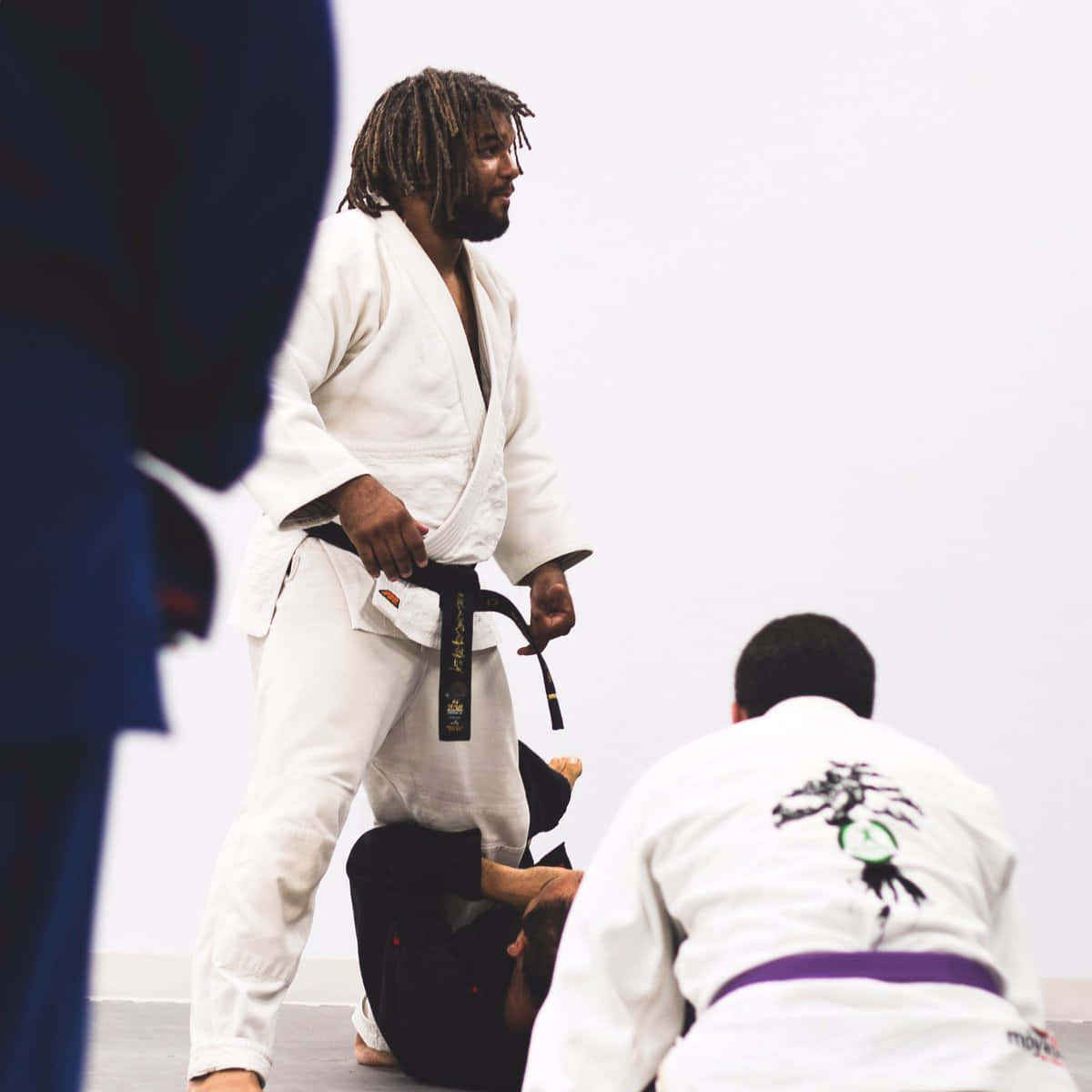 Carlos Newton Martial Arts træningssession, stående ved siden af væggen tapet Wallpaper