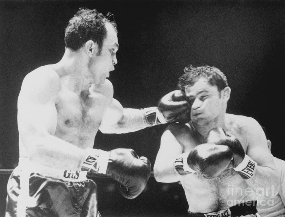 Carlos Ortiz Punching Edmundo Bettmann Wallpaper