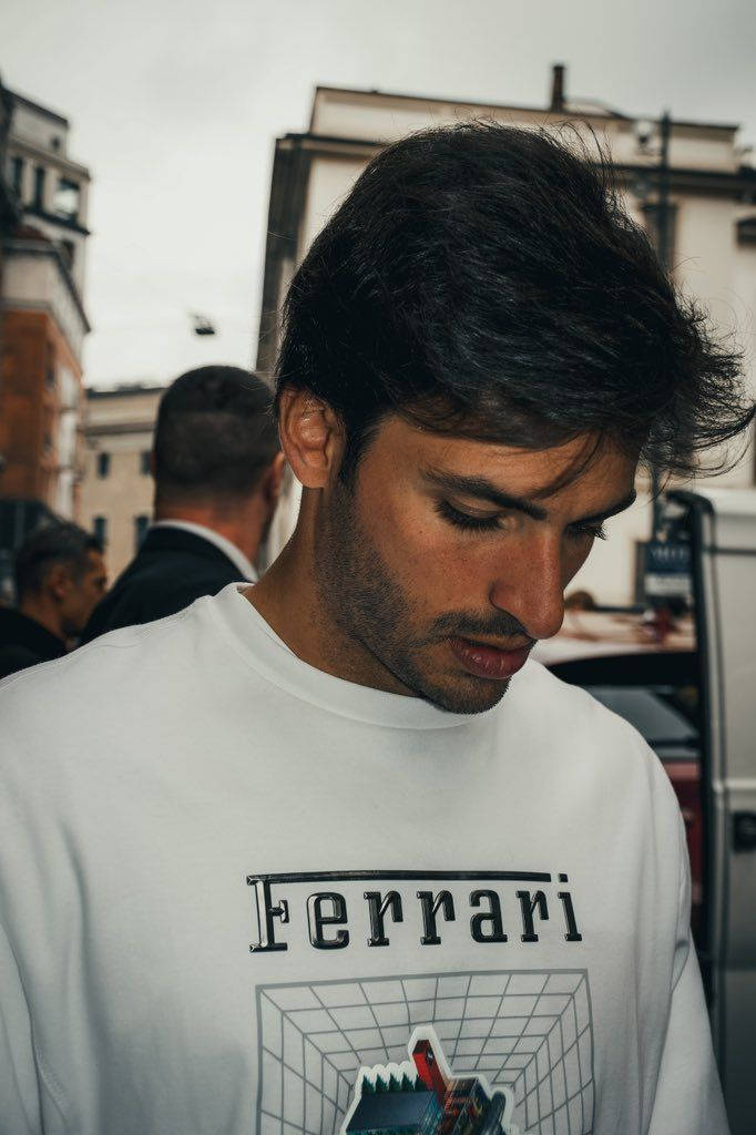 Carlossainz Jr. Con Una Camiseta De Ferrari. Fondo de pantalla