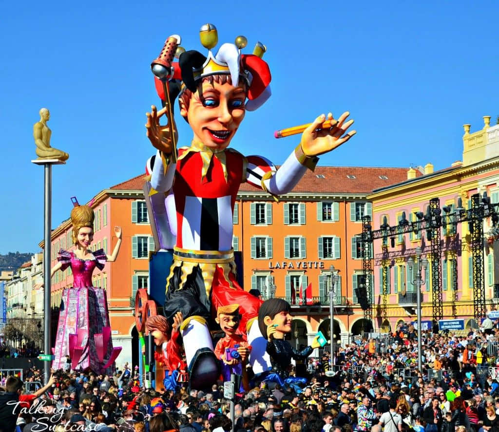 Imagende Una Multitud Con Gigantes Trajes De Carnaval.
