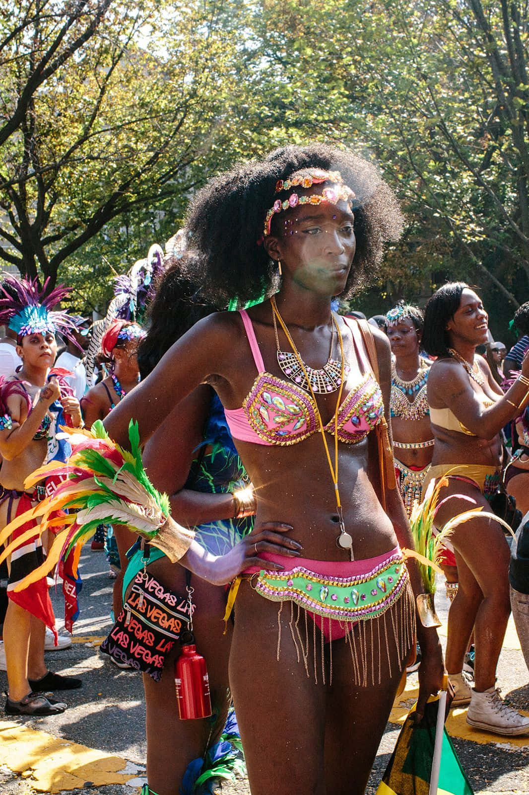 Kvinde I To Stykker Under Karneval Parade Billede Tapet