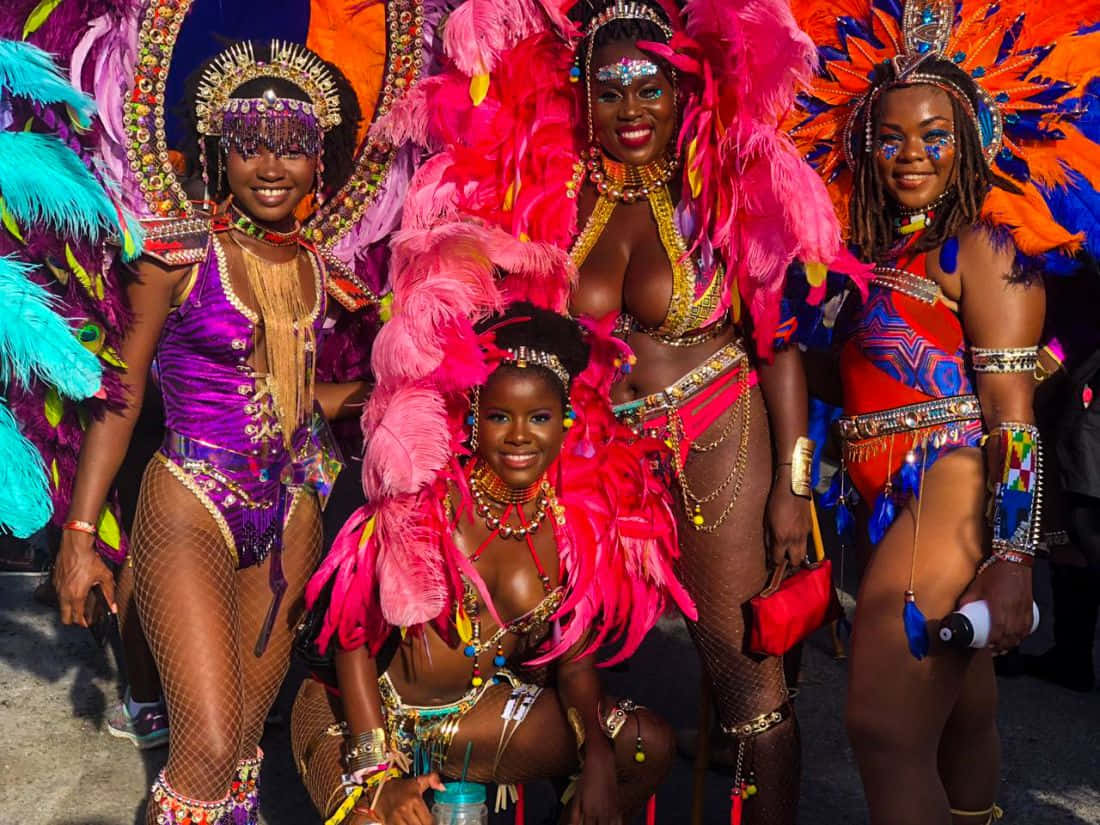 Firer kvinder i karnevalskostumer billede