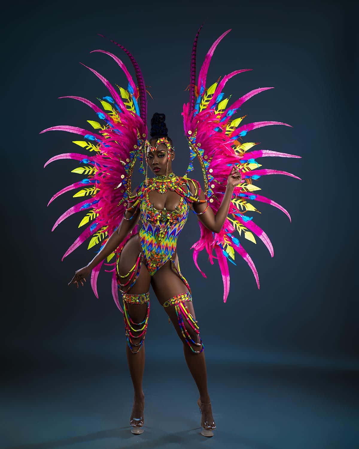 Imagende Una Mujer En Un Colorido Traje De Carnaval.