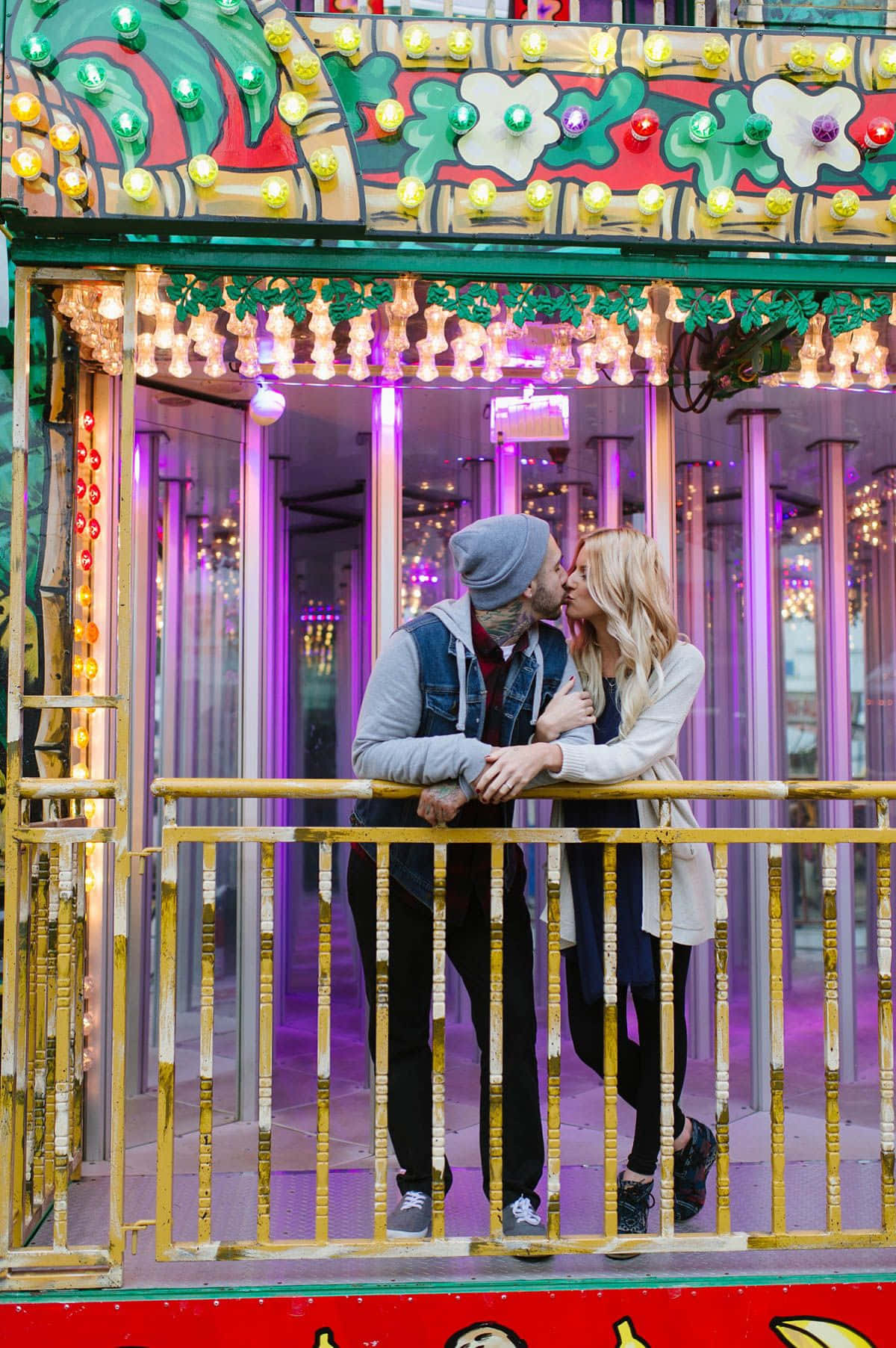 Bildeines Küssenden Paares Auf Einem Karussell Während Des Karnevals