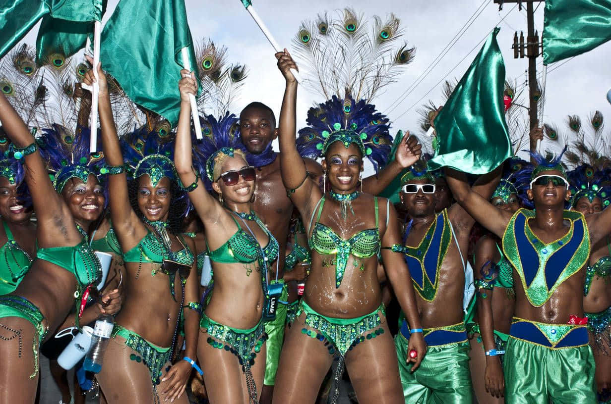 Imagende Bailarines Con Trajes De Carnaval En Verde Y Azul.