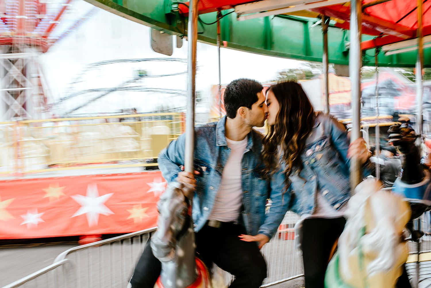 Bildeines Küssenden Paares, Das Auf Einem Karussell Bei Einem Jahrmarkt Fährt.