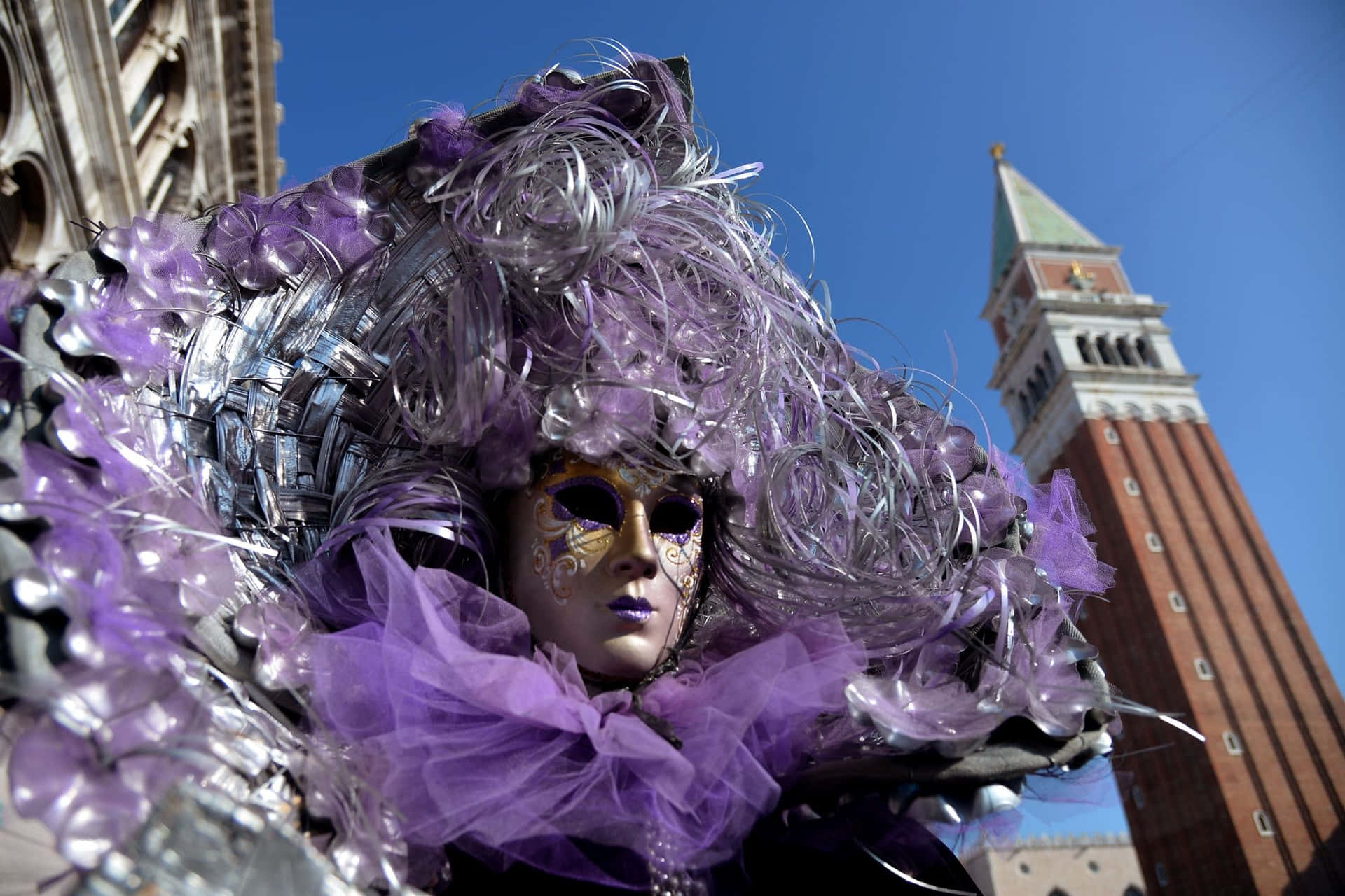 Imagende Una Gigantesca Mujer En Un Traje De Carnaval Púrpura.