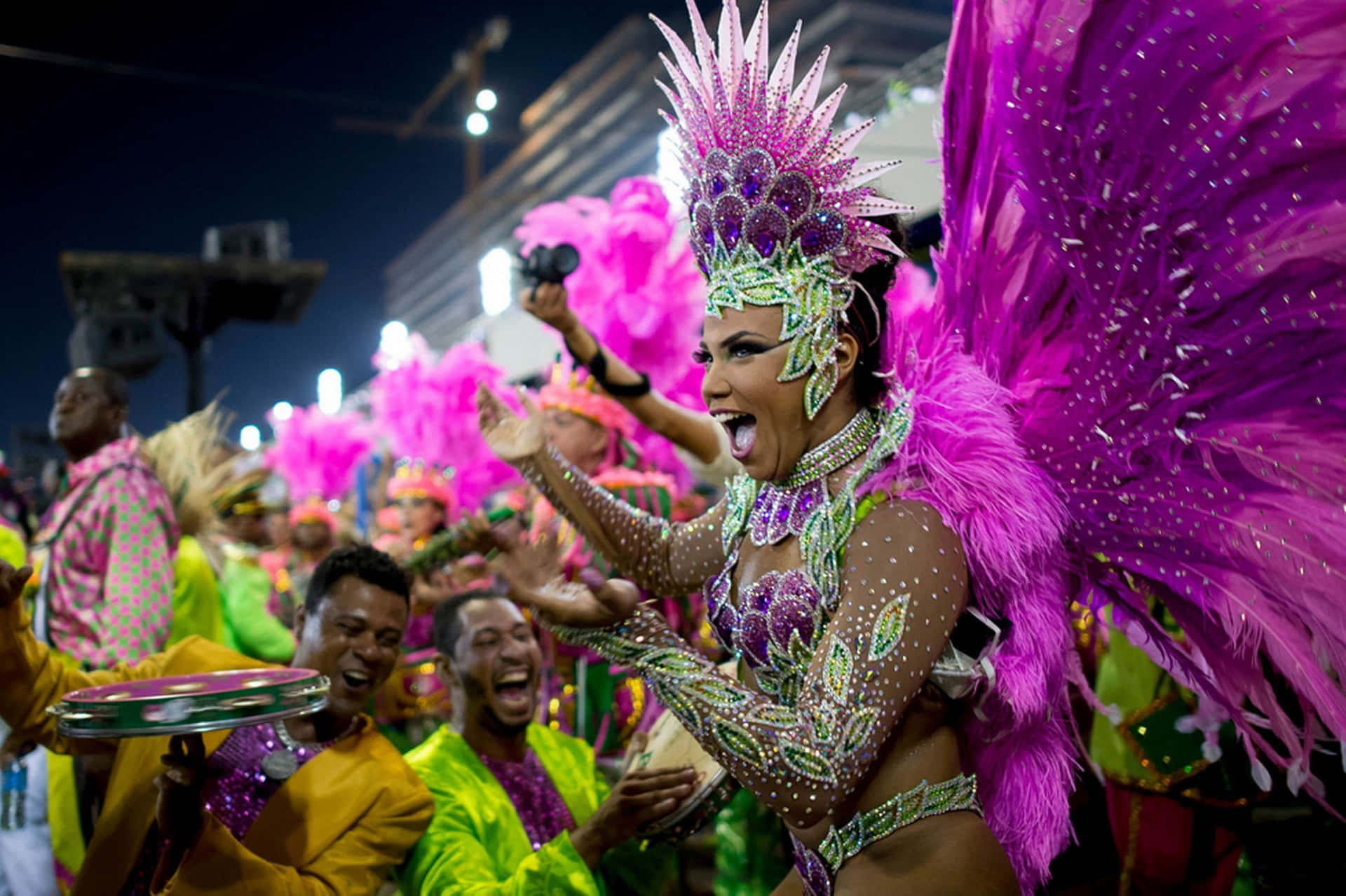 Folk med store smil lilla karneval kostumer billede tapet