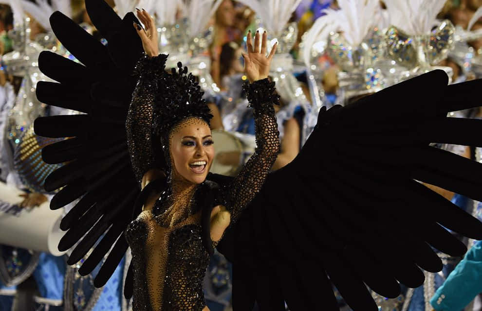 Imagemde Uma Mulher Com Traje Preto De Carnaval.
