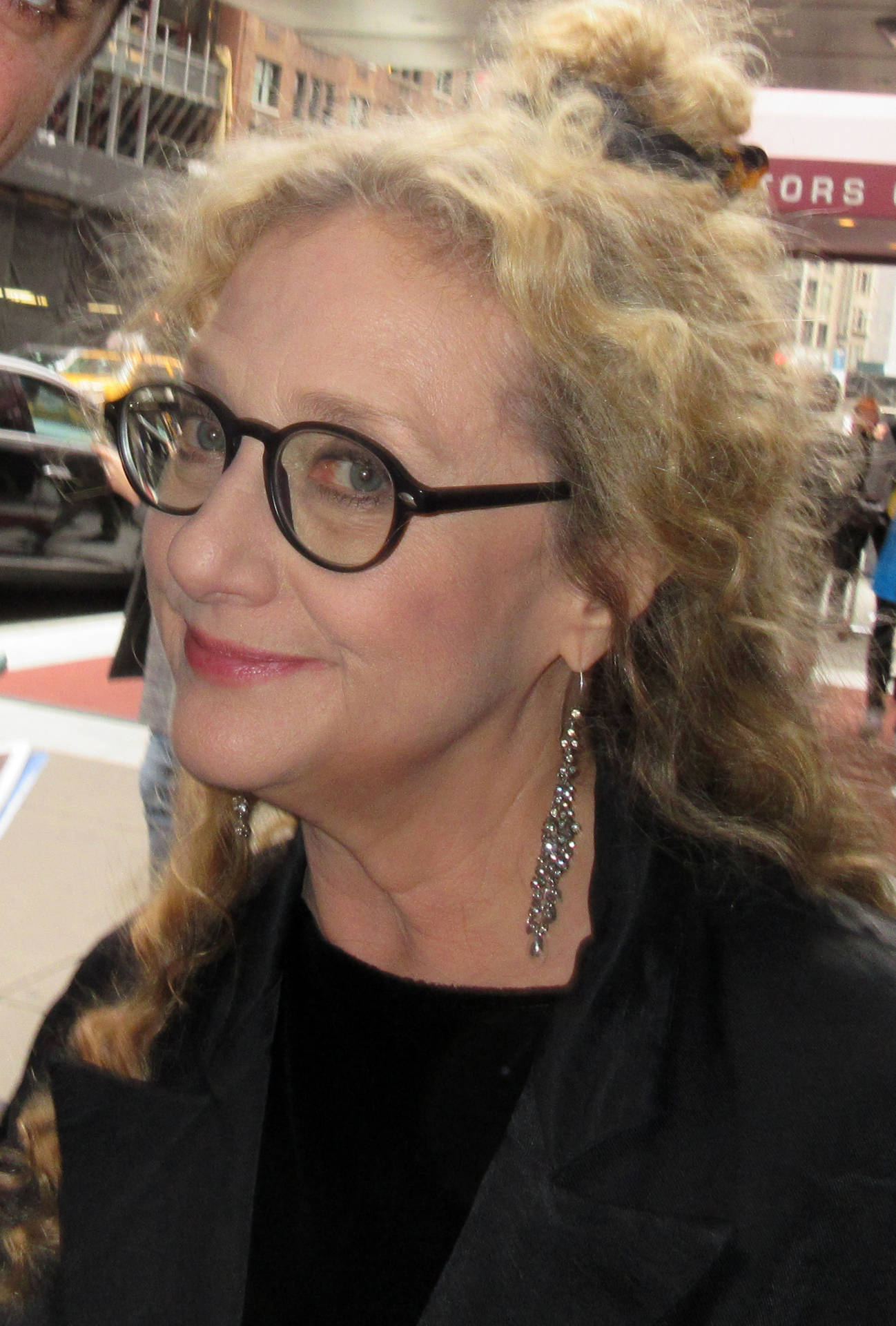 Carol Kane iført briller med detaljeret design. Wallpaper