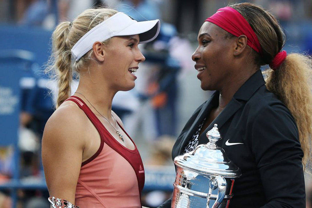 Carolinewozniacki Enfrentando A Serena Williams. Fondo de pantalla