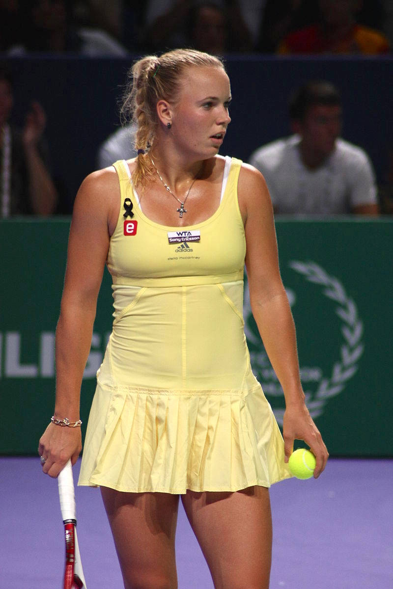Carolinewozniacki Im Gelben Tennis-outfit Wallpaper