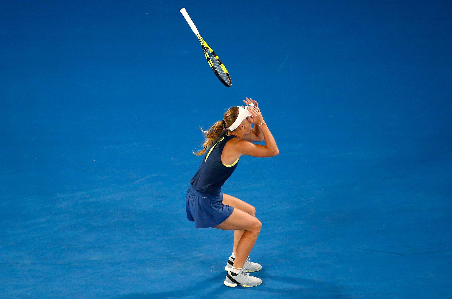 Carolinewozniacki Sul Campo Da Tennis Blu Sfondo