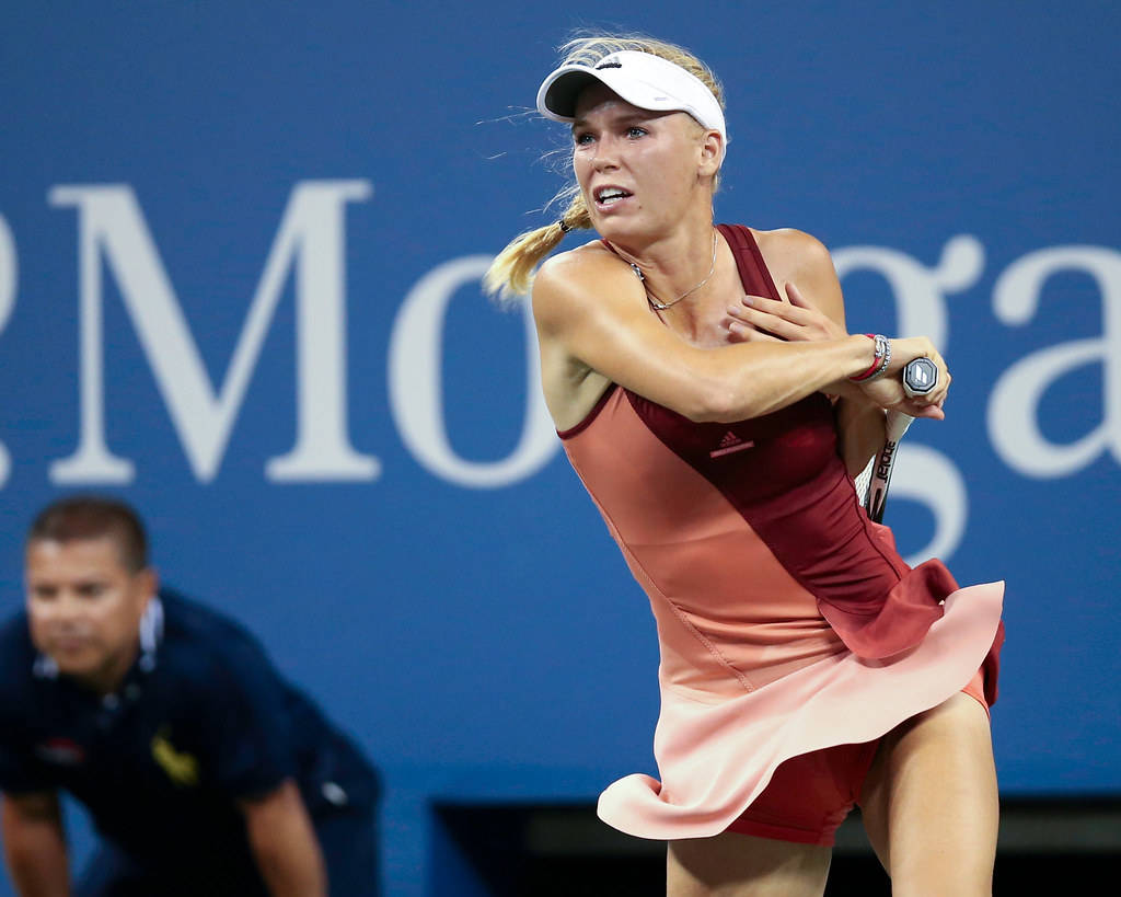 Carolinewozniacki Con Una Racchetta Da Tennis In Movimento Sfondo