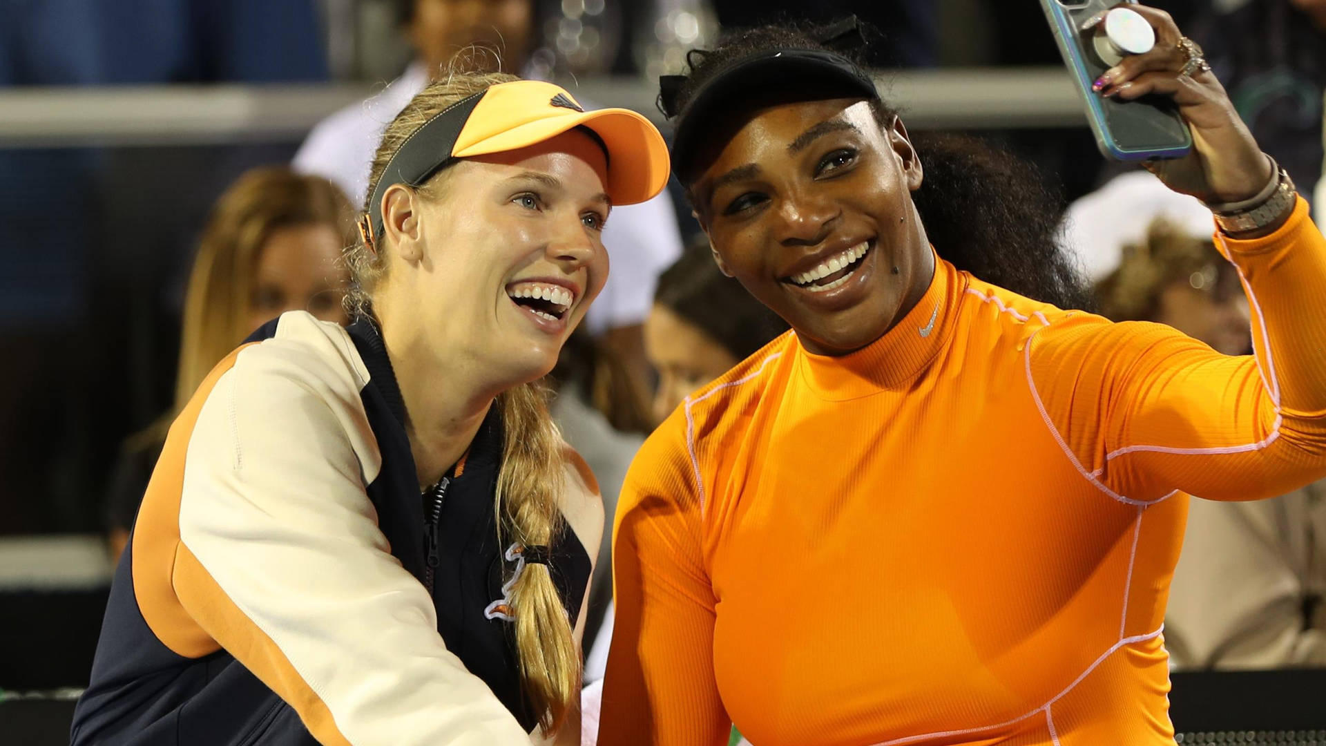 Carolinewozniacki Con Serena Williams. Fondo de pantalla