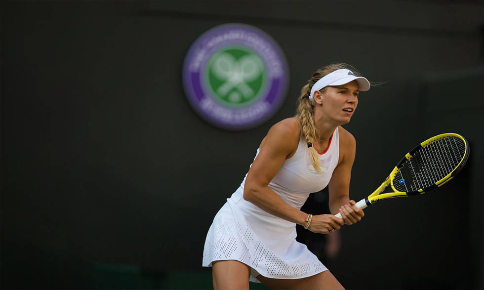 Carolinewozniacki Mit Gelbem Tennisschläger. Wallpaper