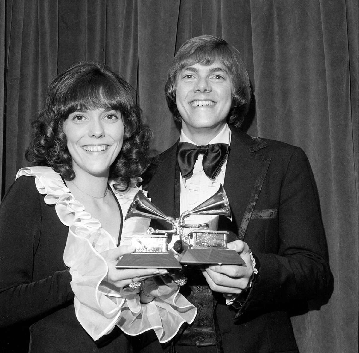 Mejoractuación Vocal De Carpenters En Los Premios Grammy De 1971. Fondo de pantalla