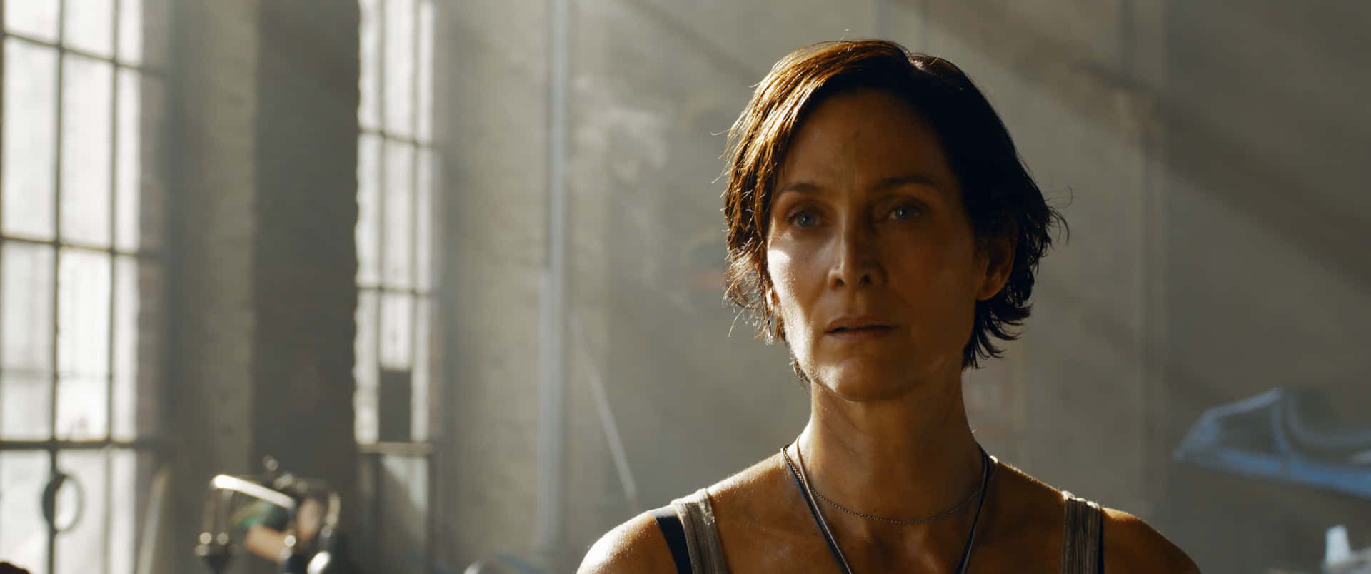 Carrie Anne Moss Intense Blik Achtergrond