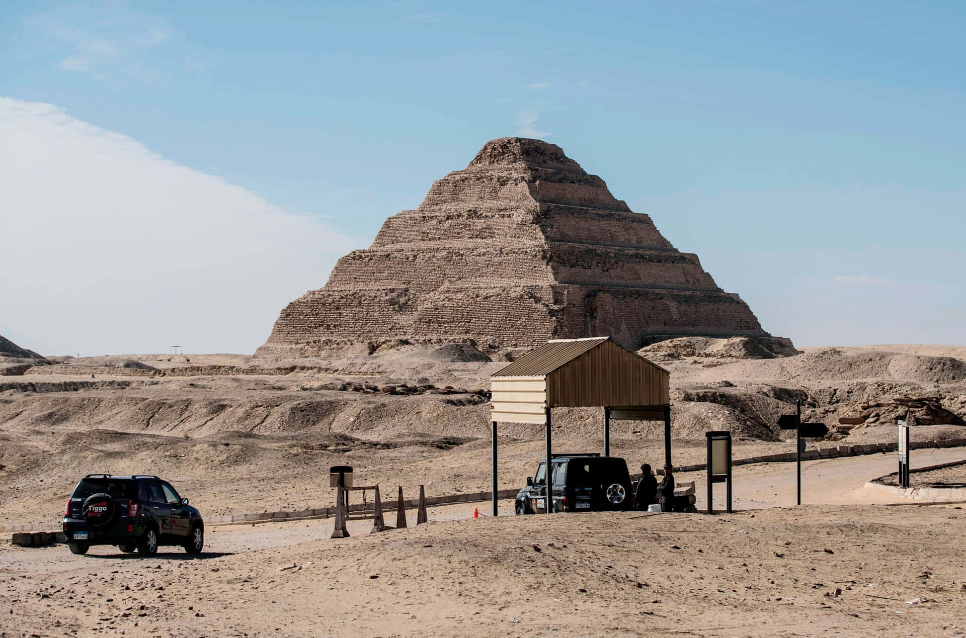 Cars At Saqqara Pyramid Wallpaper