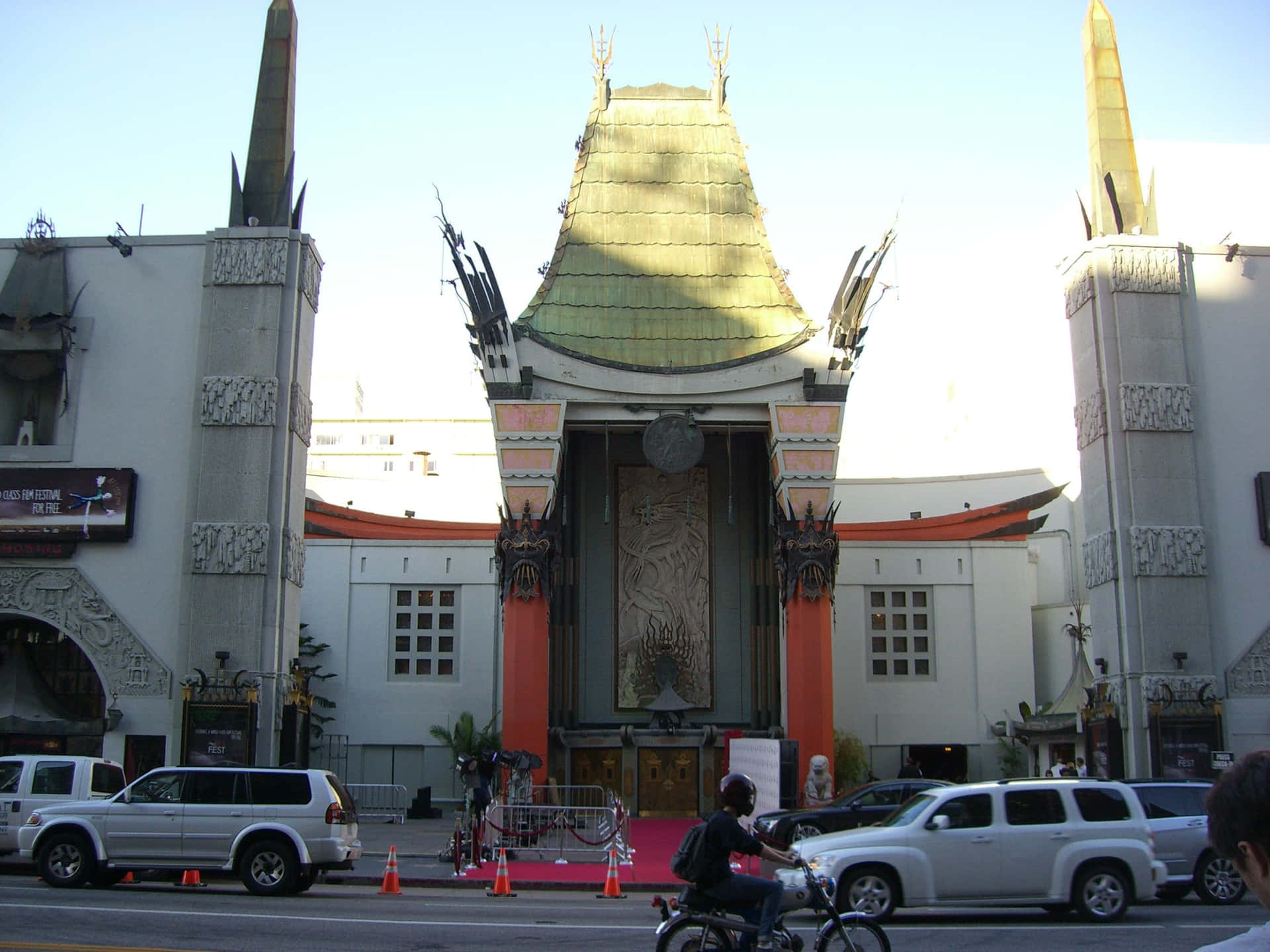 Cars Parked Outside Graumans Chinese Theatre Wallpaper