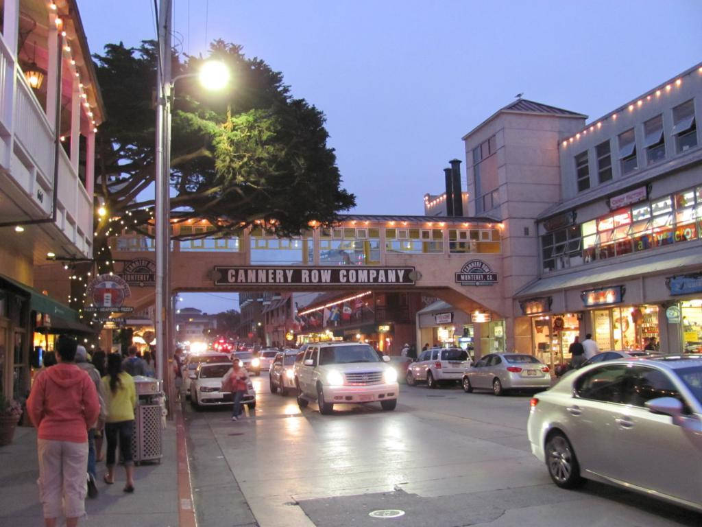 Biler der passerer Cannery Row om natten Wallpaper