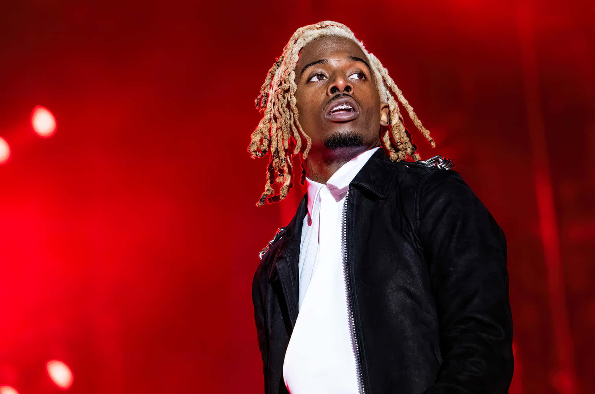 Captivating Image of Carti with Blonde Dreadlocks Wallpaper