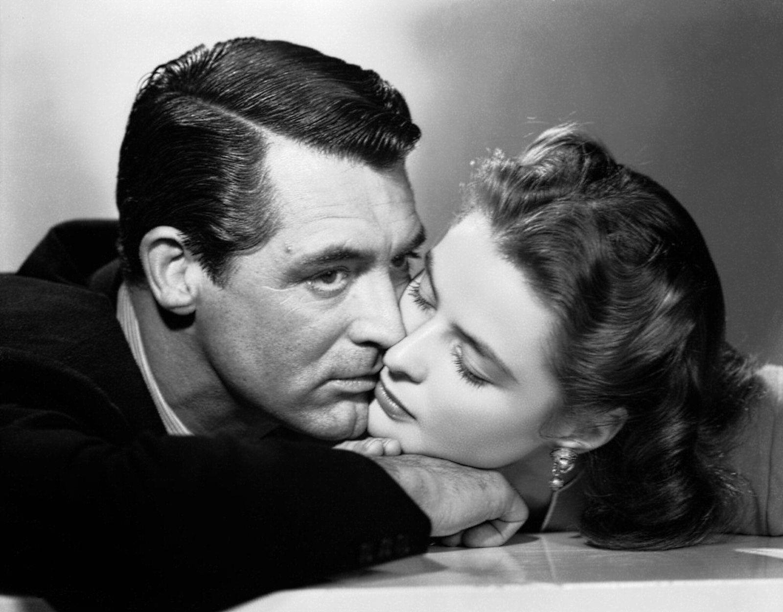 Billedet baggrunden viser Cary Grant og Ingrid Bergman i Notorious 1946. Wallpaper