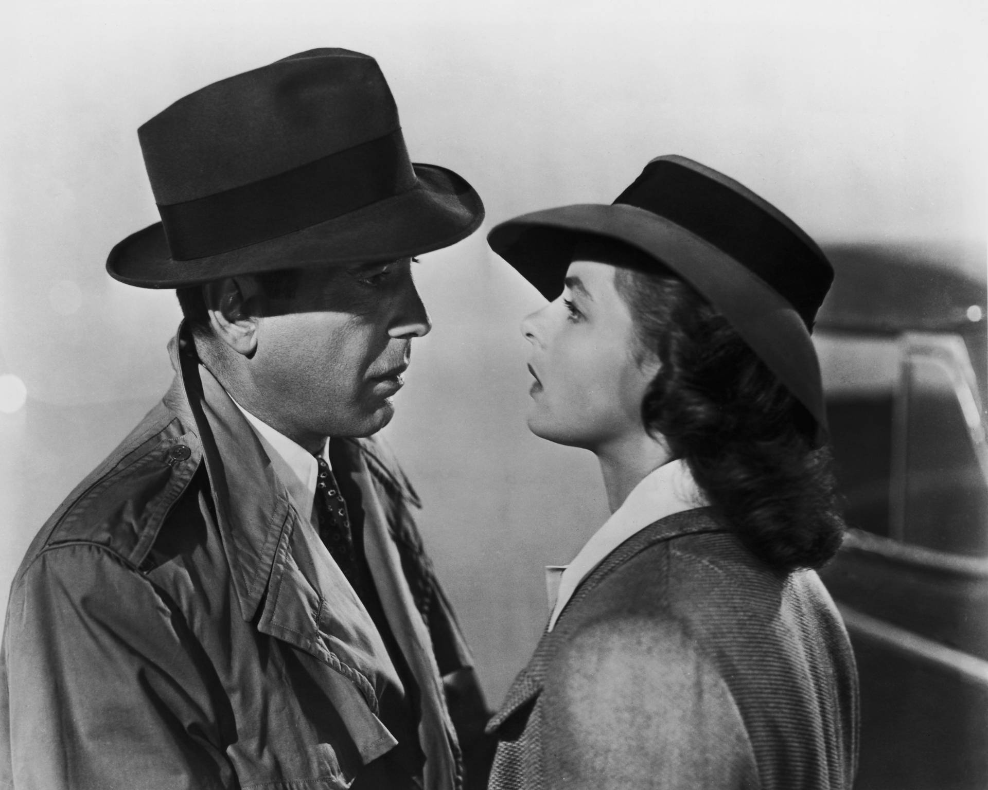 Casablancarick Und Ilsa Romantische Szene Wallpaper