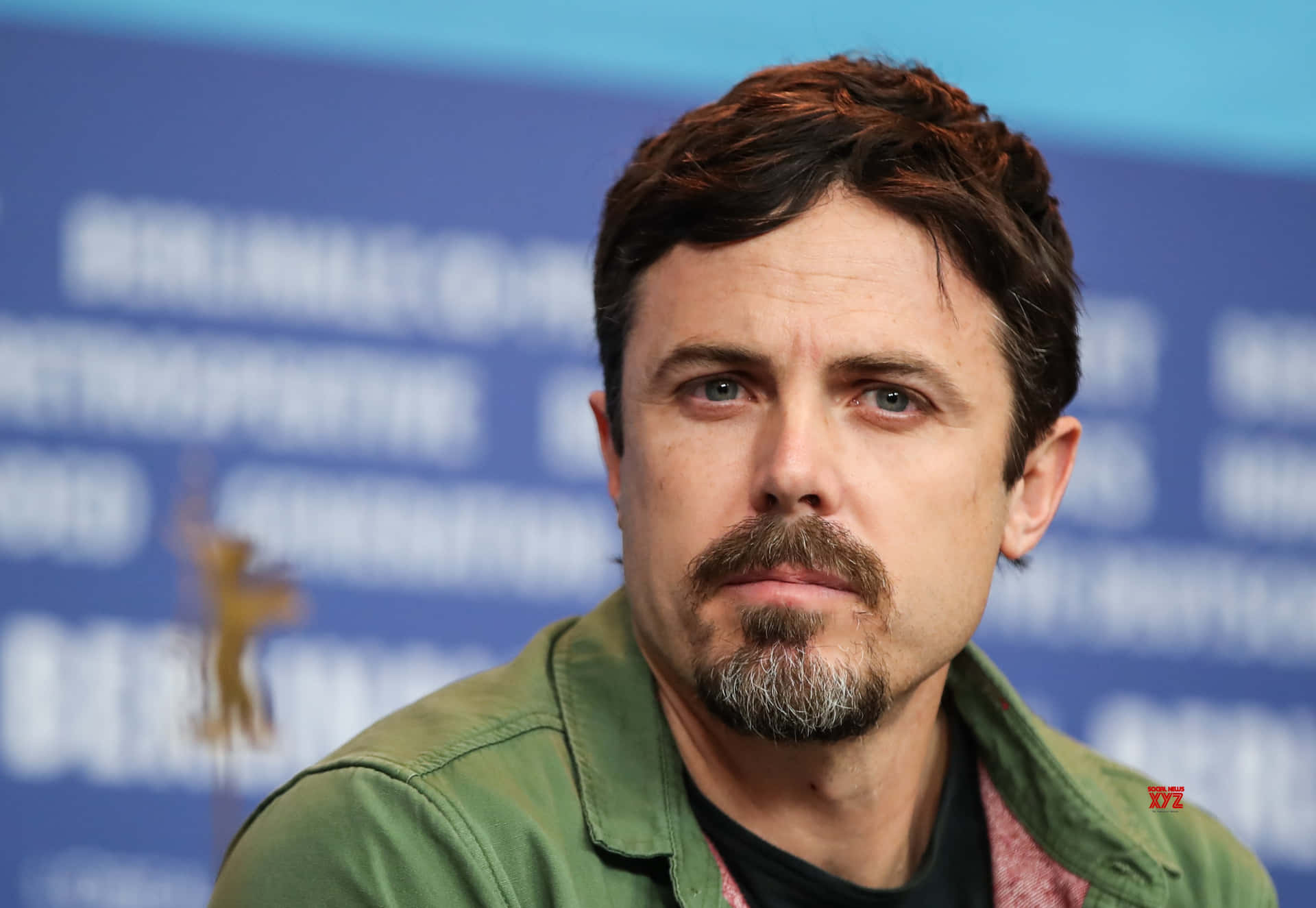 Caption: Casey Affleck in a Casual Posture Wallpaper