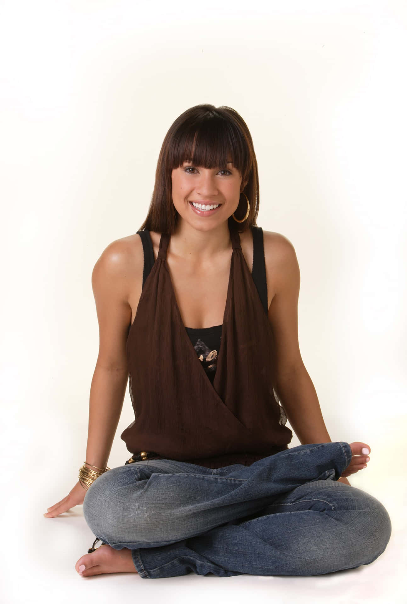 Cassie Steele Smiling Casually Sitting Wallpaper