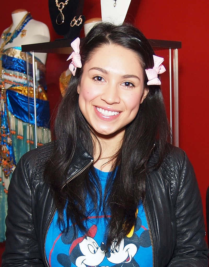 Cassie Steele Smilingwith Bow Accessories Wallpaper