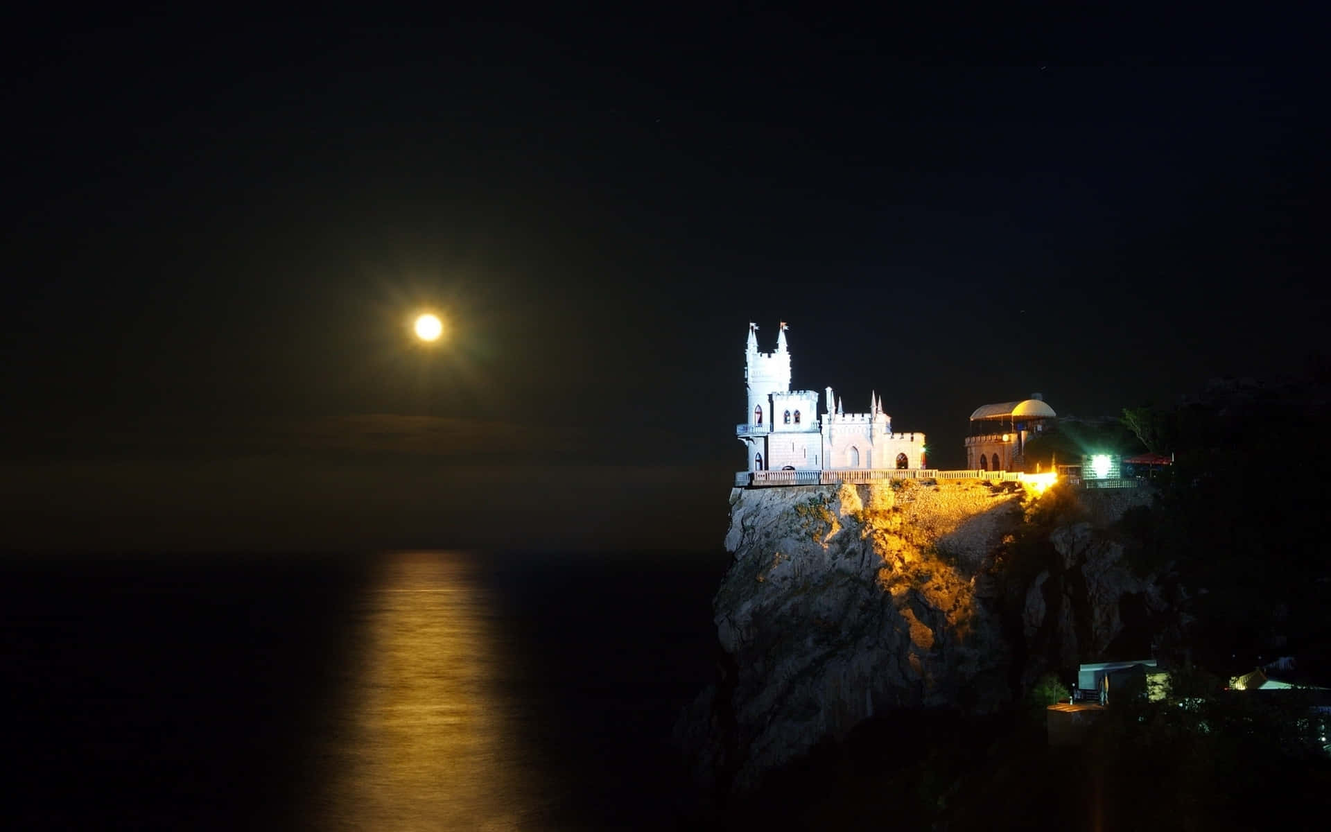 Castillode Las Golondrinas En Yalta Durante La Noche. Fondo de pantalla