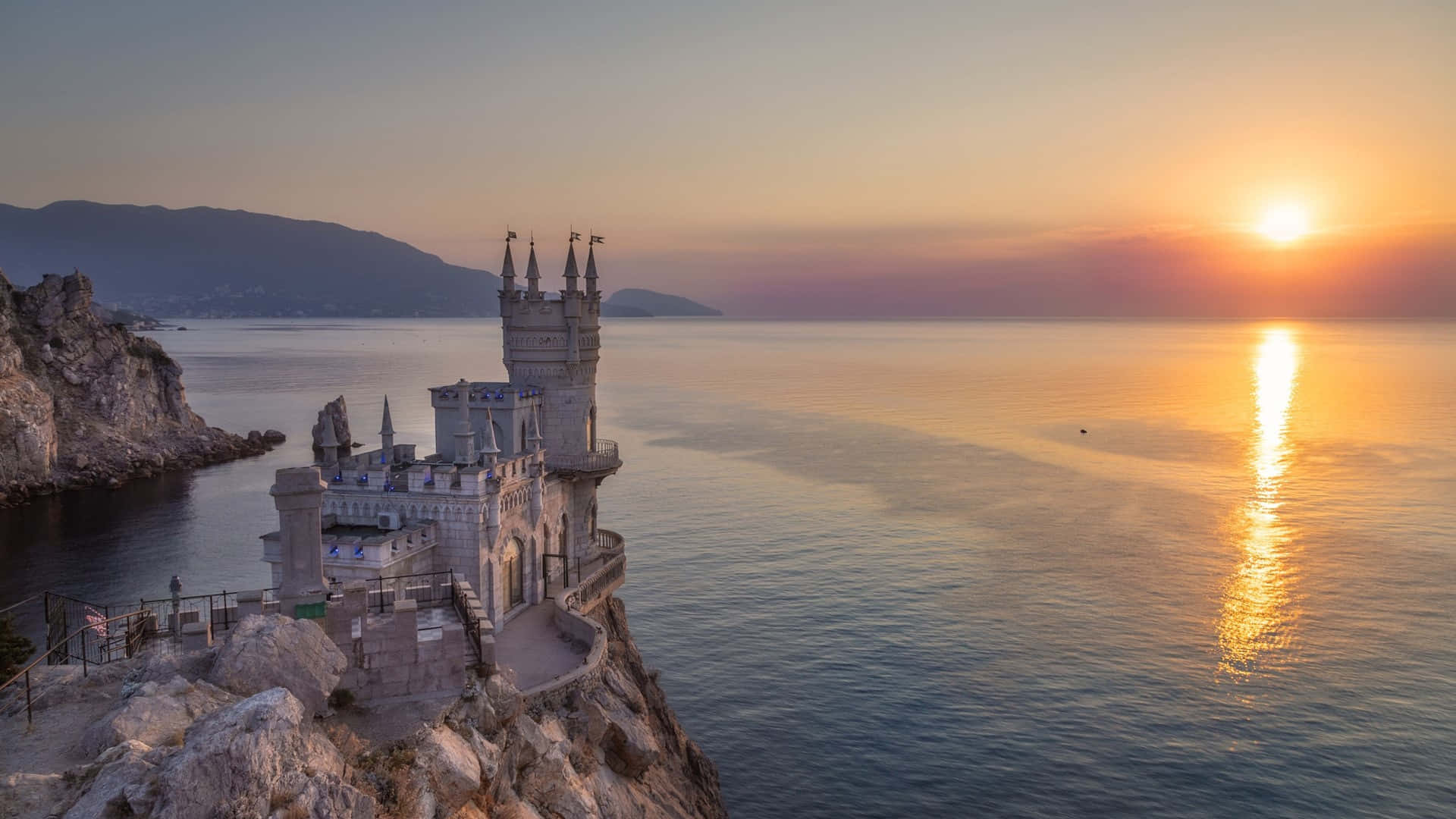 Castillode Nido De Golondrina Al Amanecer En Yalta Fondo de pantalla