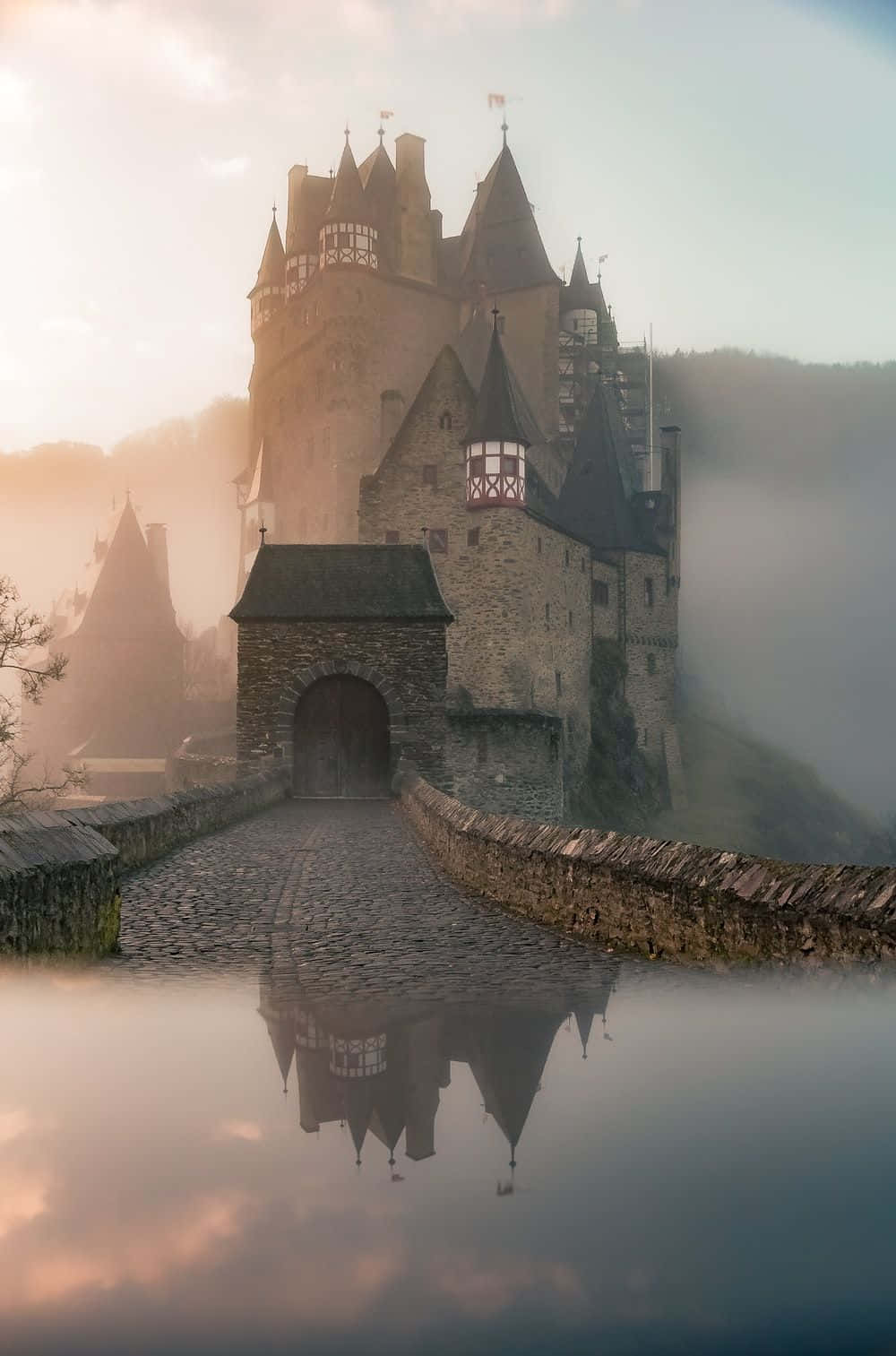 Et slot er spejlet i vandet. Wallpaper