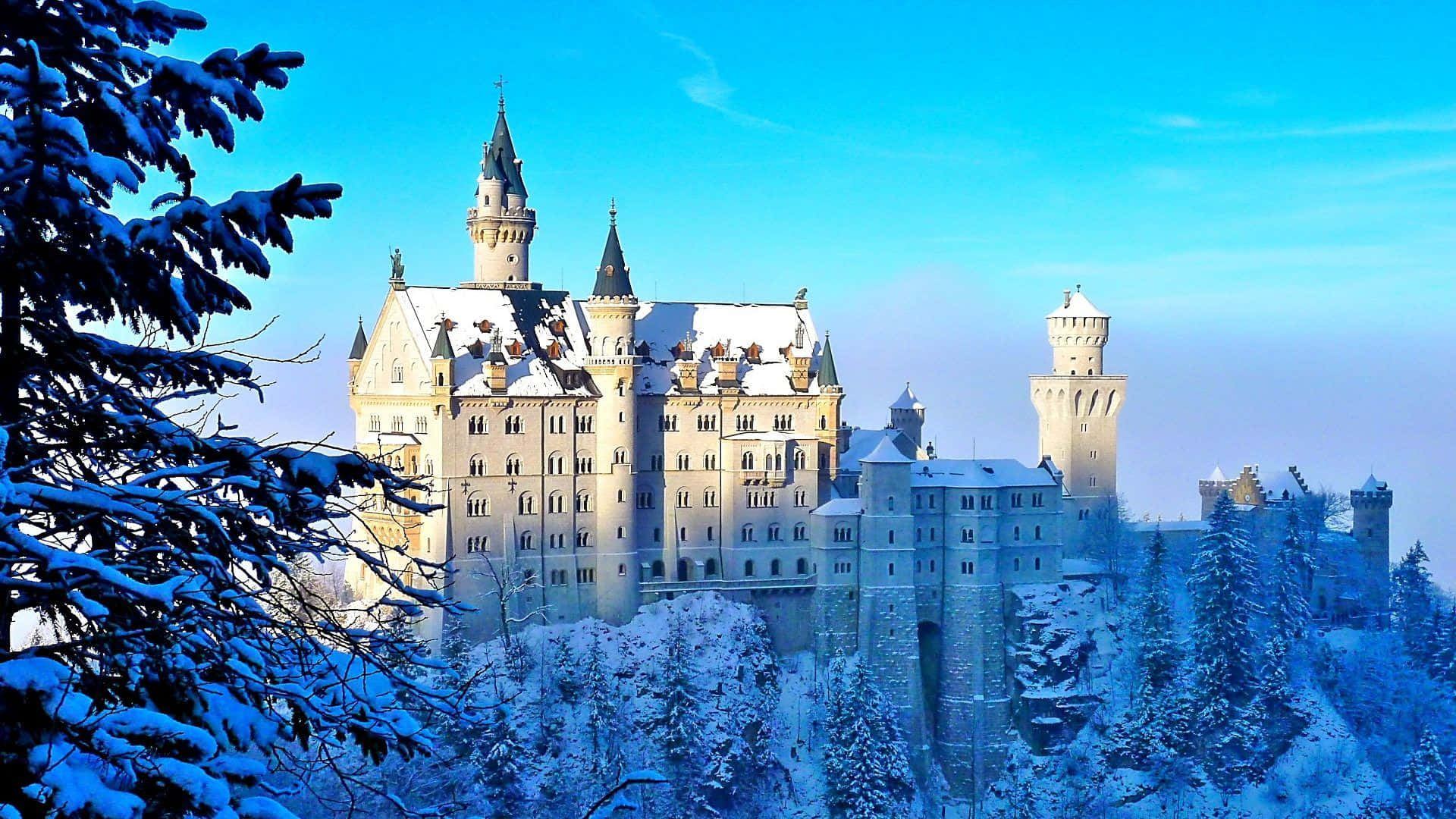 Umgebenvon Imposanten Bergen Und Üppigen Wäldern Steht Das Schloss Hoch Und Stolz.