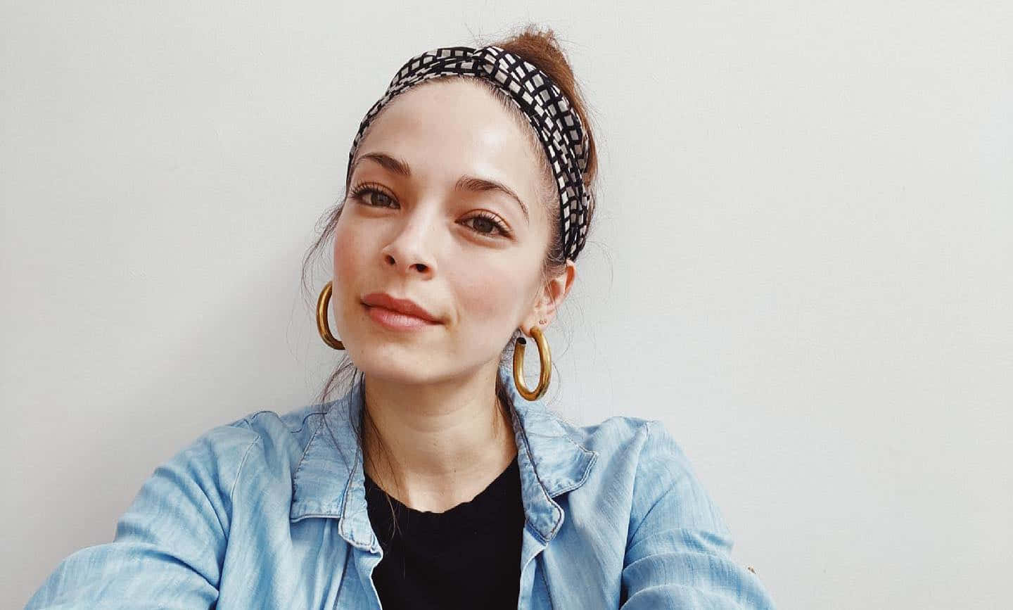 Casual Headband Style Selfie Wallpaper