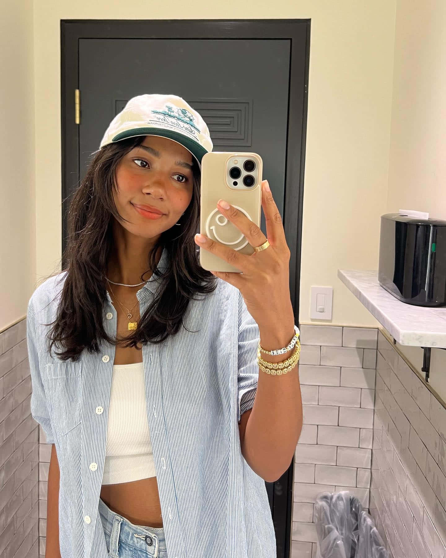 Casual Mirror Selfiewith Hat Wallpaper