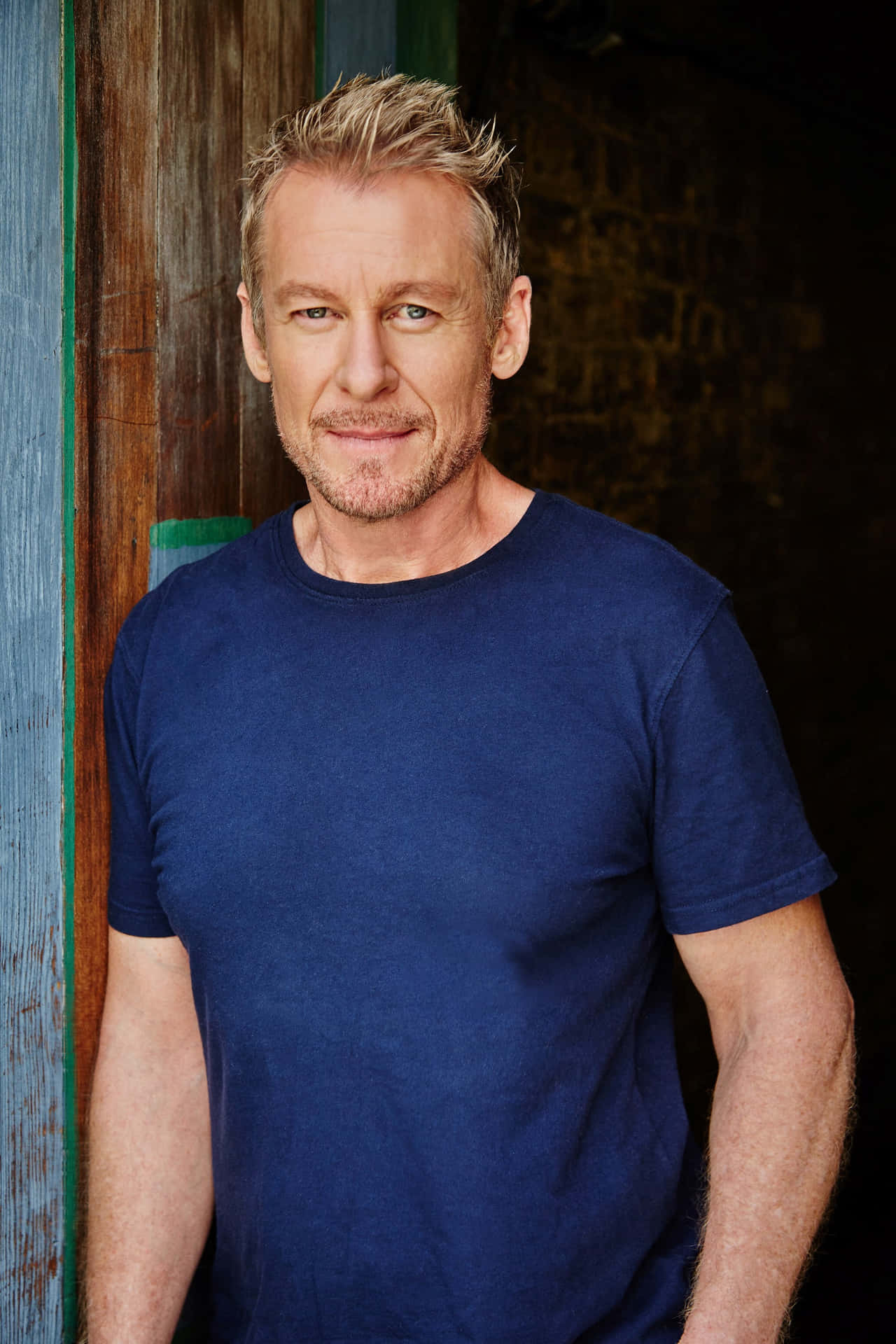 Potret Santai Richard Roxburgh Wallpaper