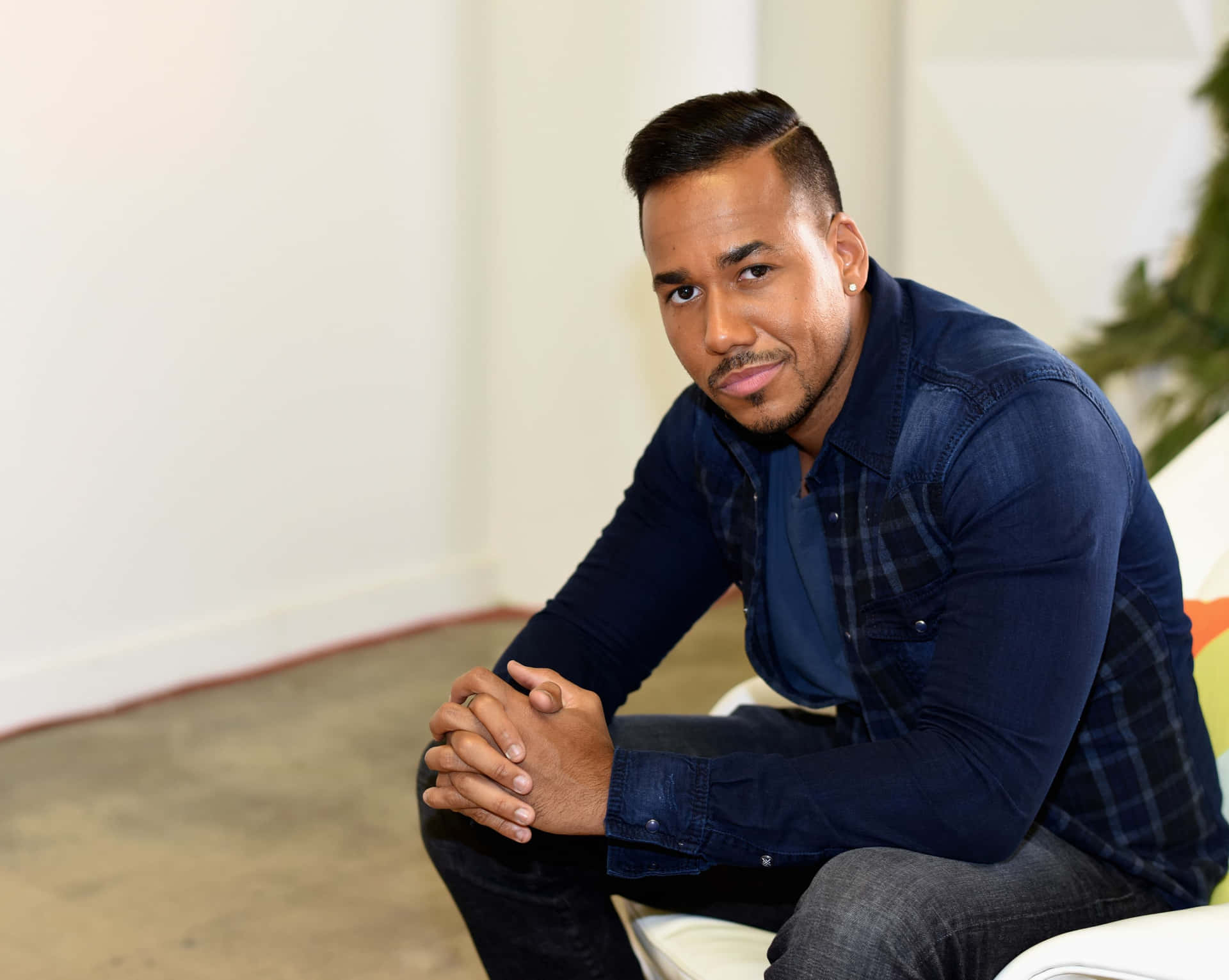 Casual Portrait Romeo Santos Wallpaper