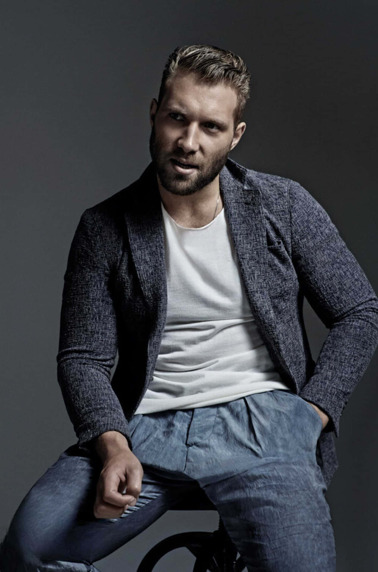 Casual Style Portrait Jai Courtney Wallpaper