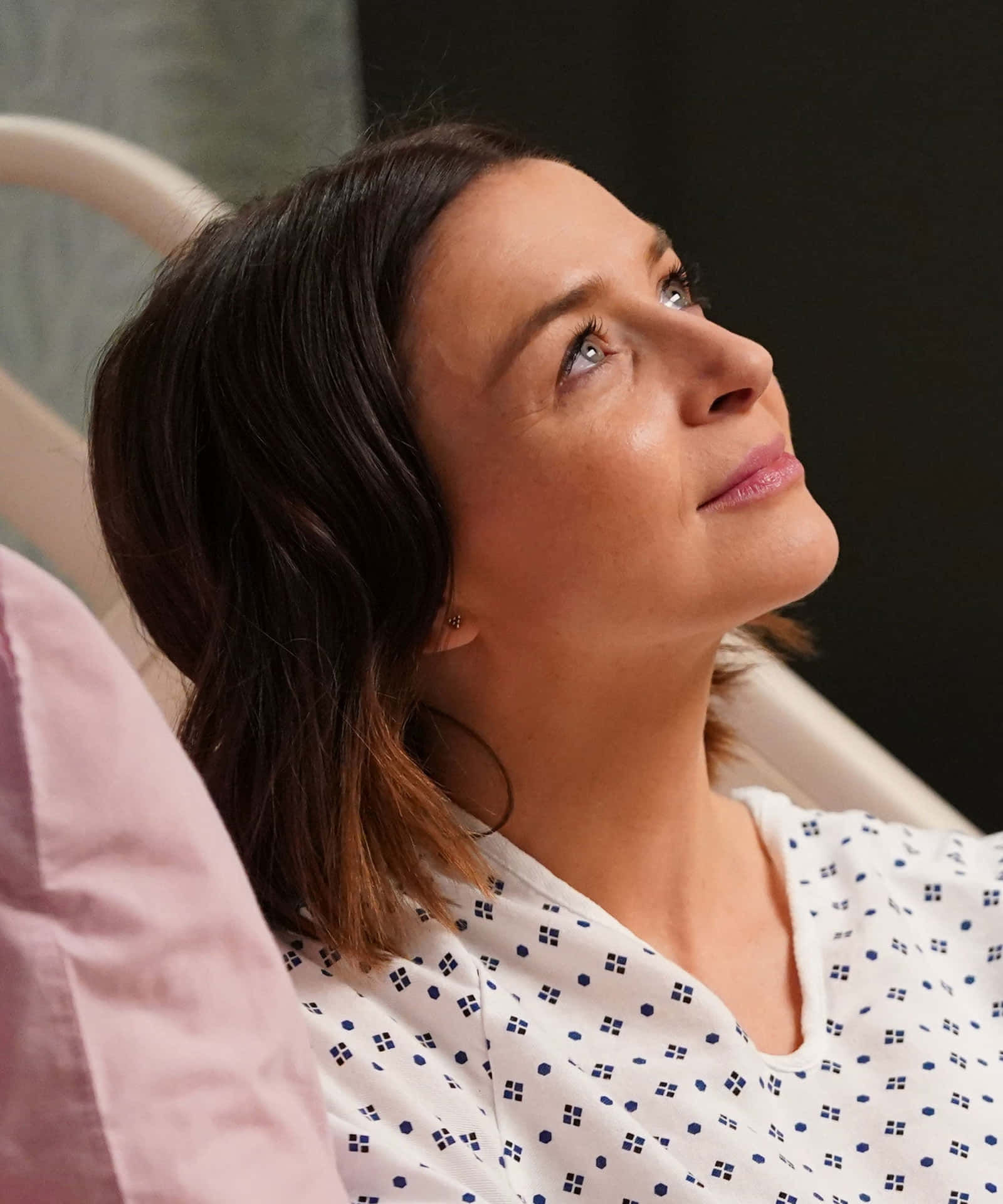 Caterina Scorsone Kijkend Naar Boven Achtergrond