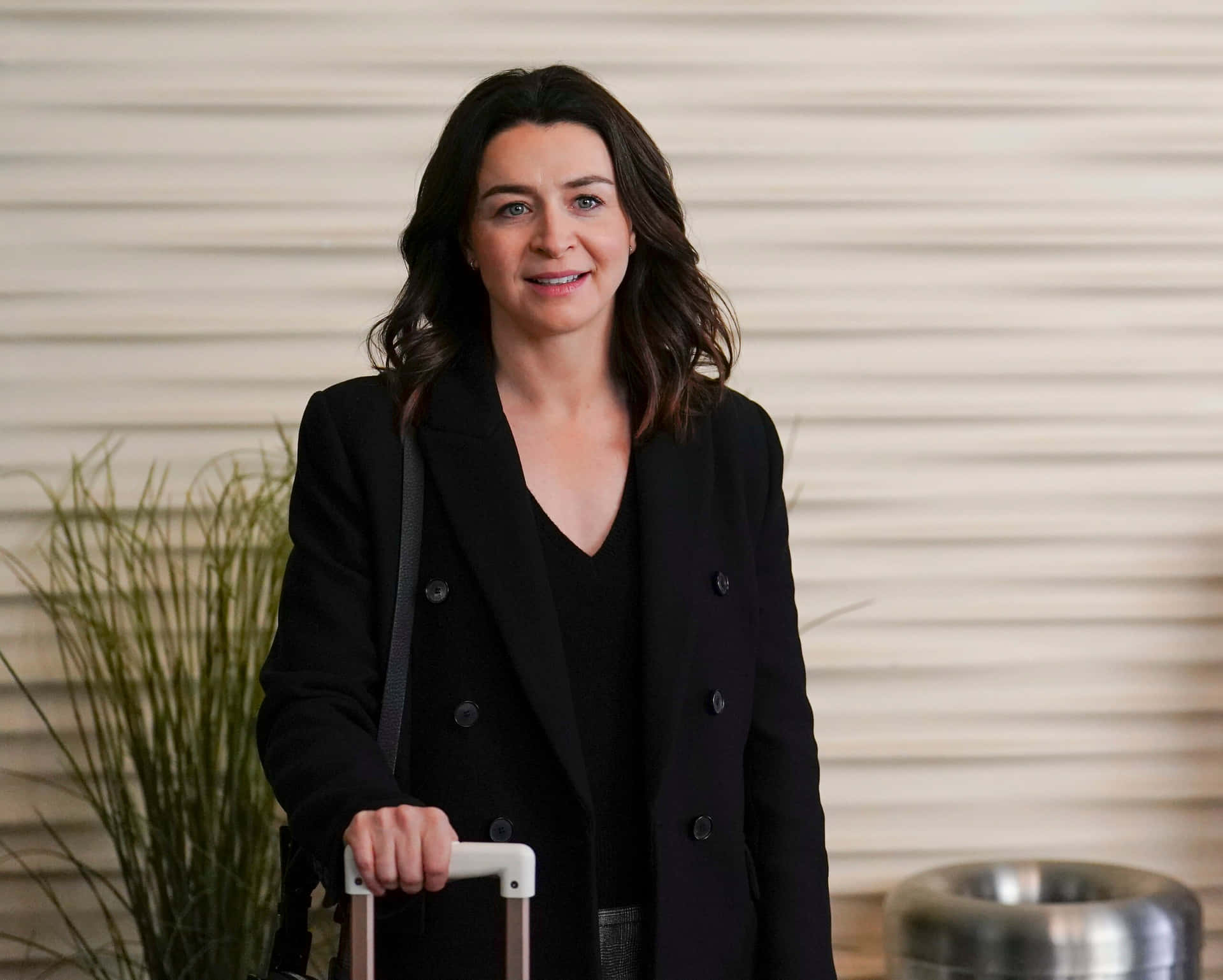 Caterina Scorsone Glimlachend Met Bagage Achtergrond