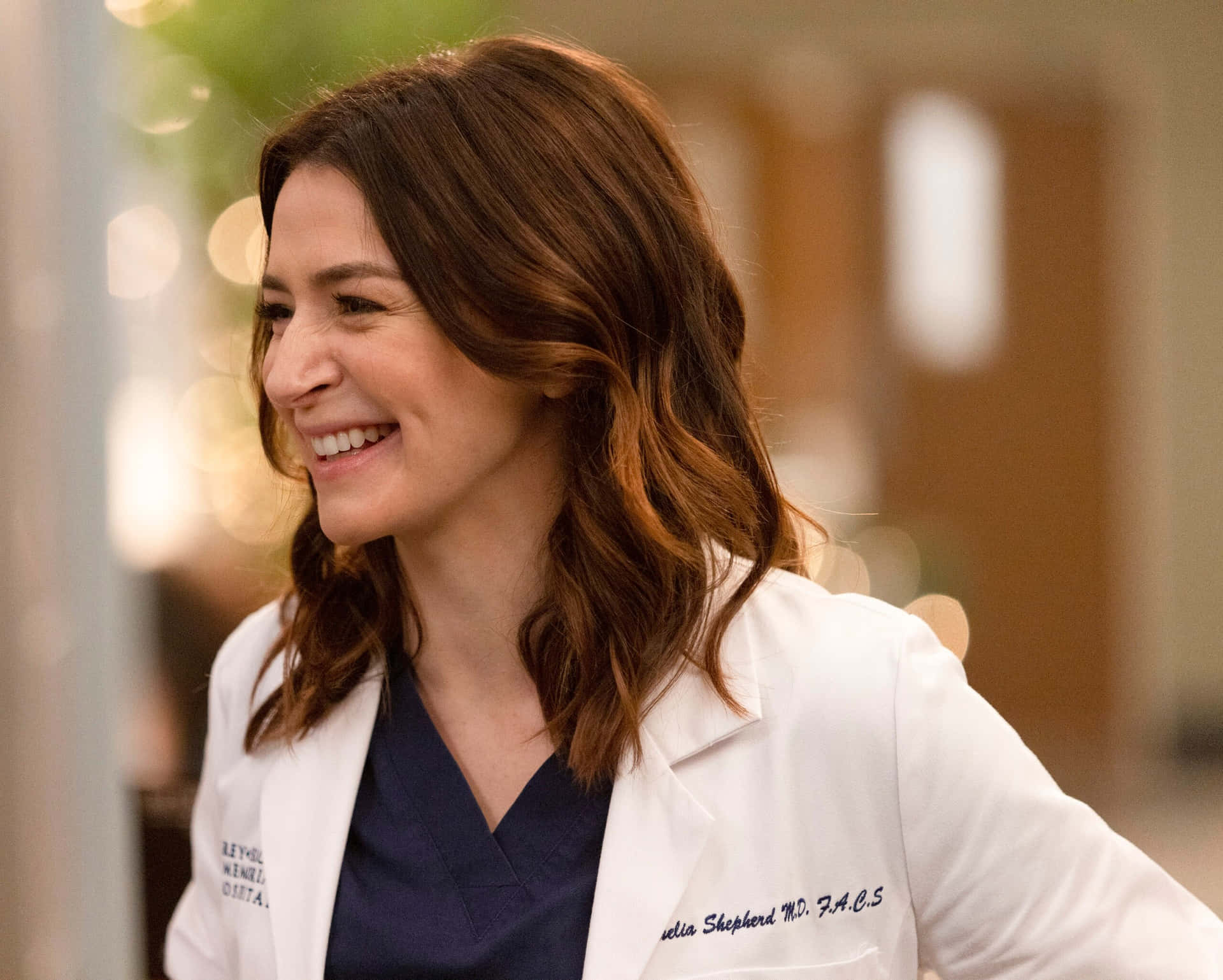 Caterina Scorsone Lachend In Doktersjas Achtergrond