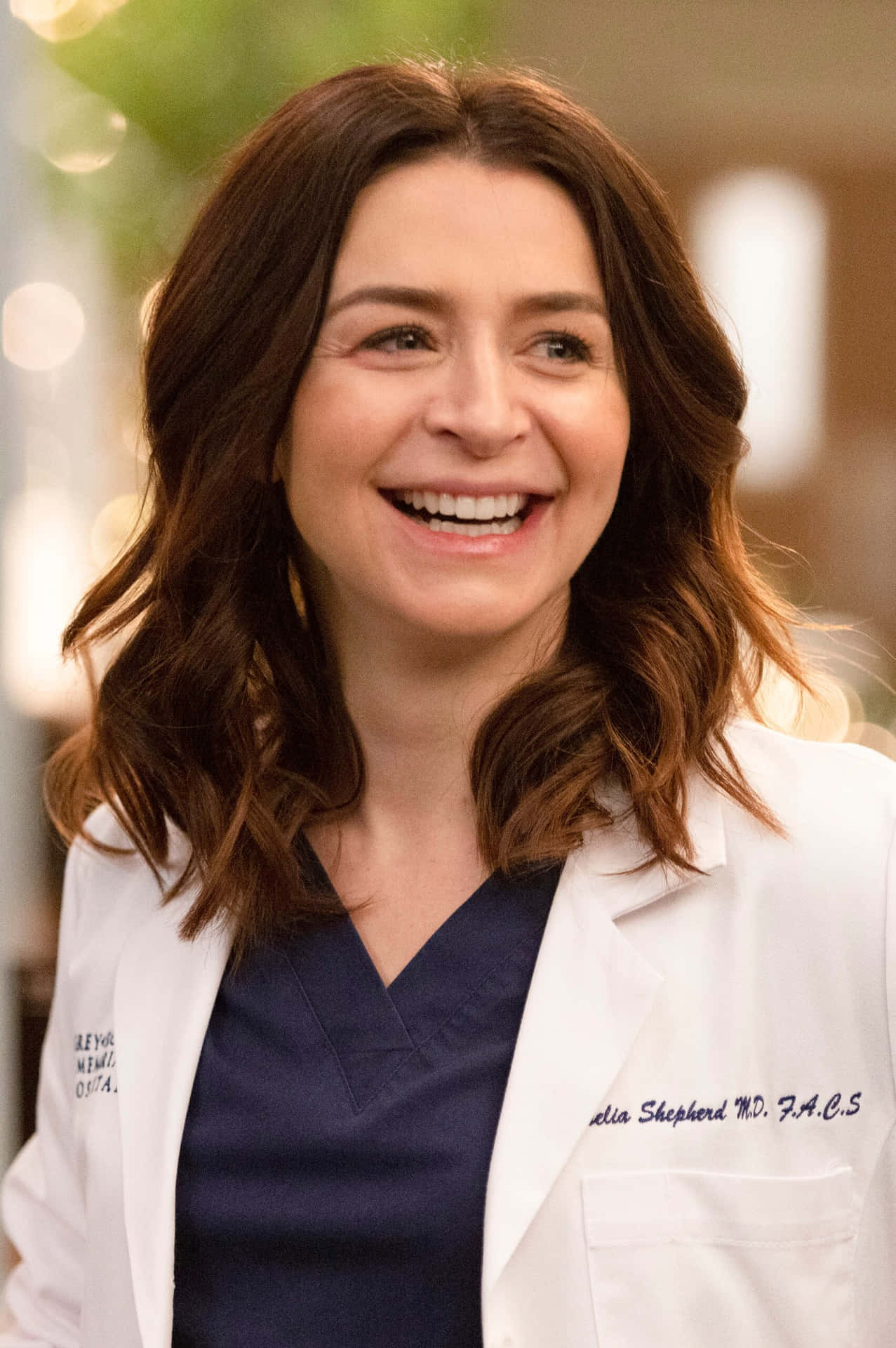 Caterina Scorsone Glimlachend In Witte Jas Achtergrond