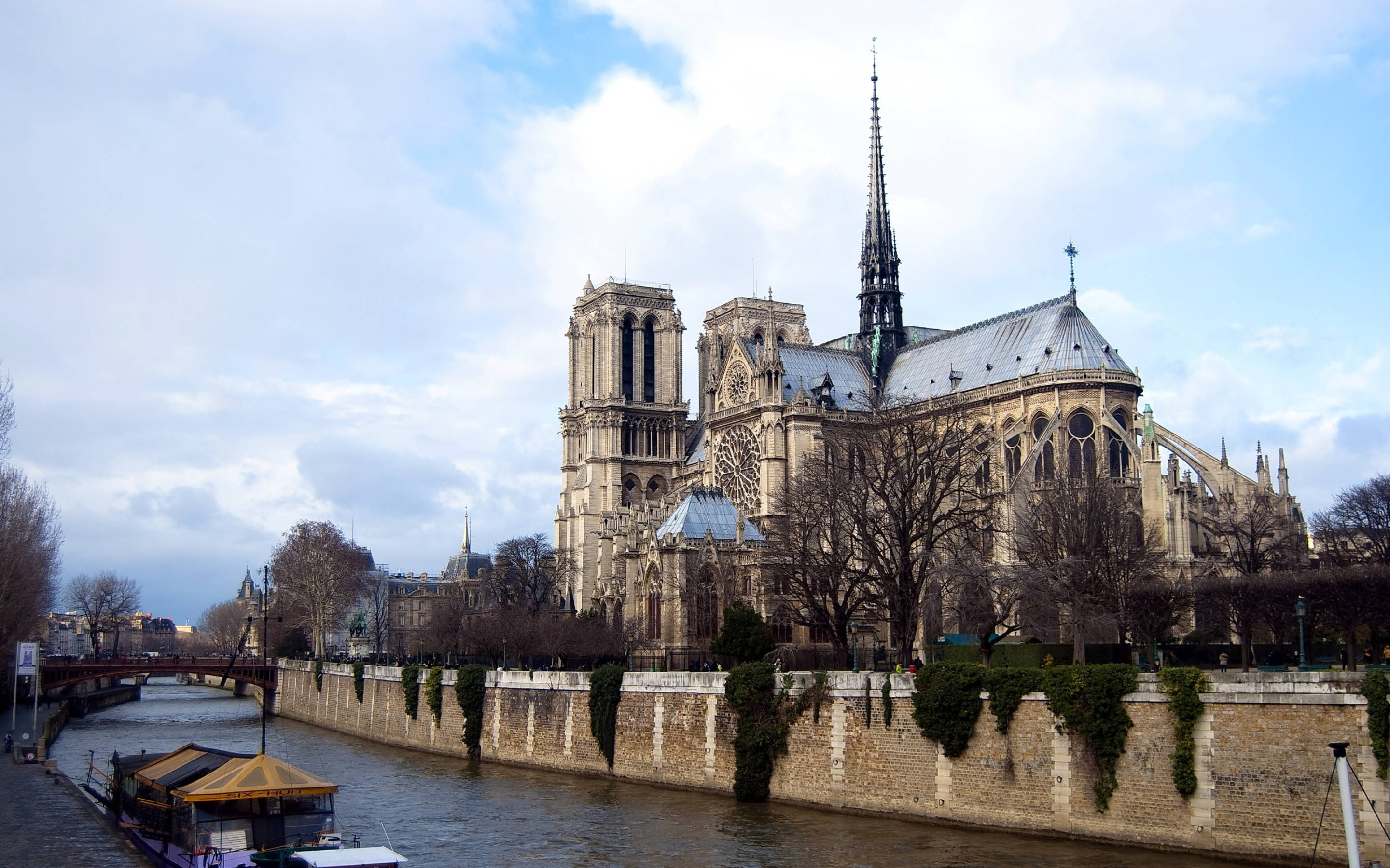 Iglesiacatólica En París. Fondo de pantalla