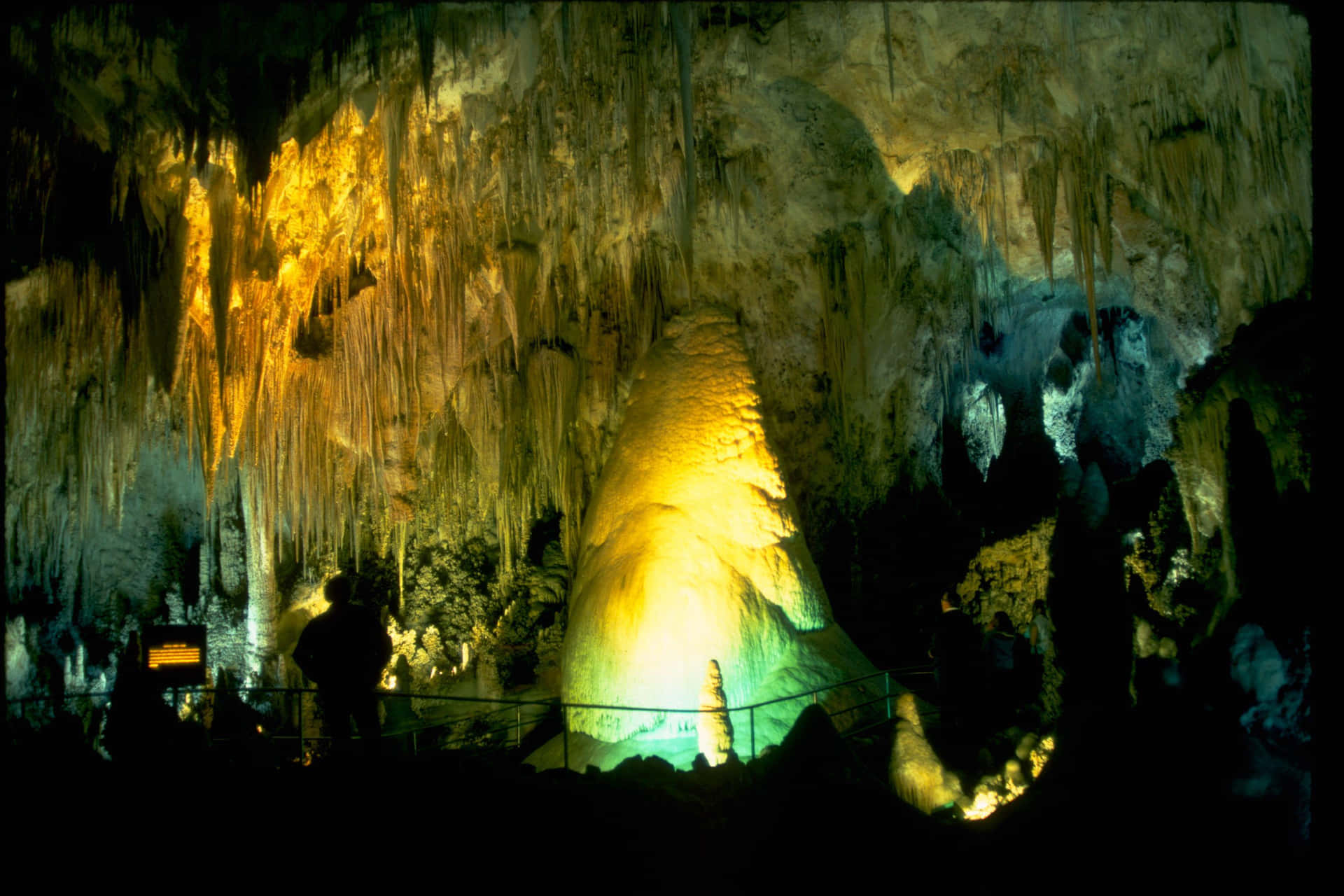 Formazionimaestose Di Stalattiti Nel Parco Nazionale Delle Carlsbad Caverns. Sfondo