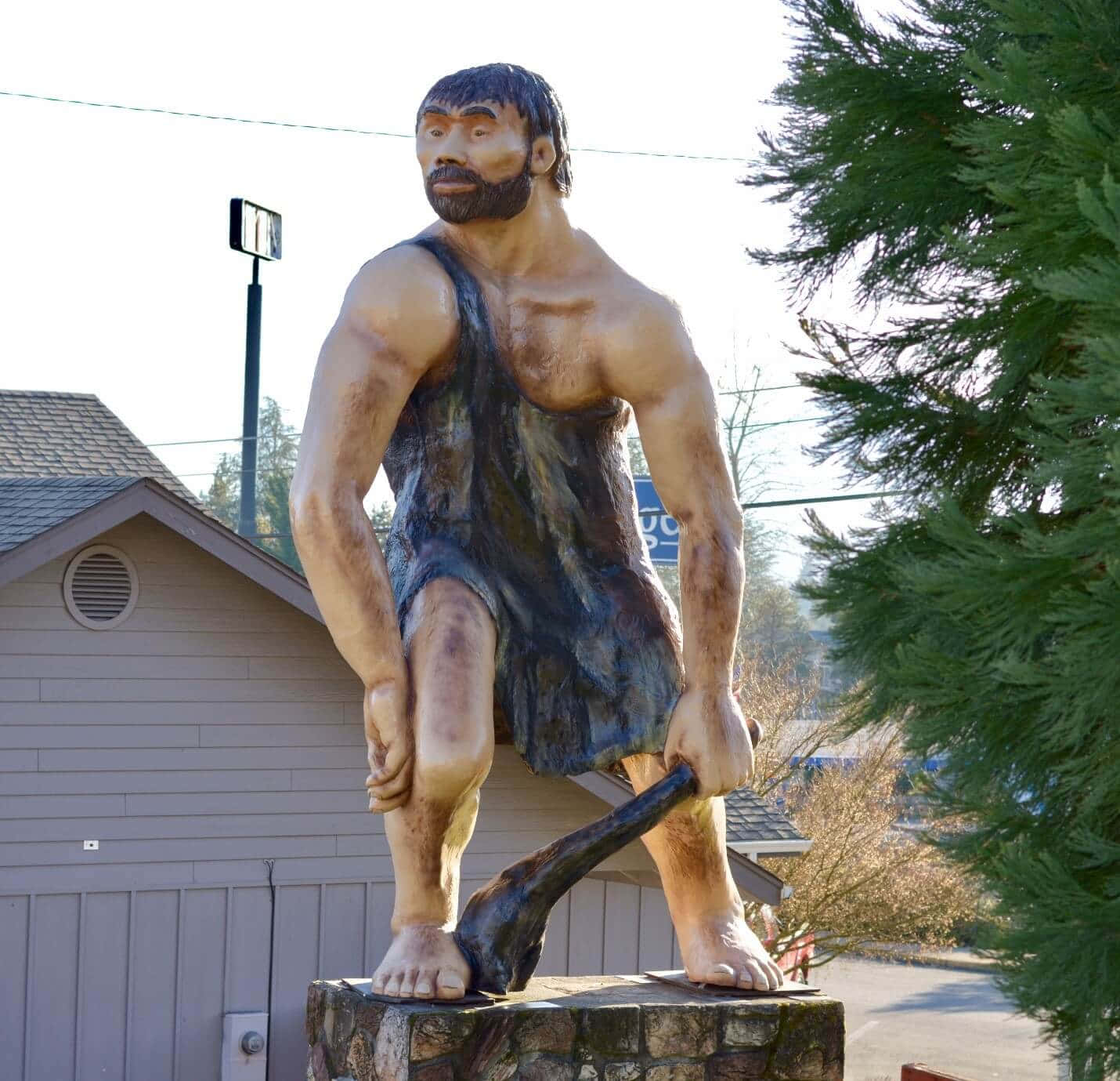 En statu af en mand med en økse.