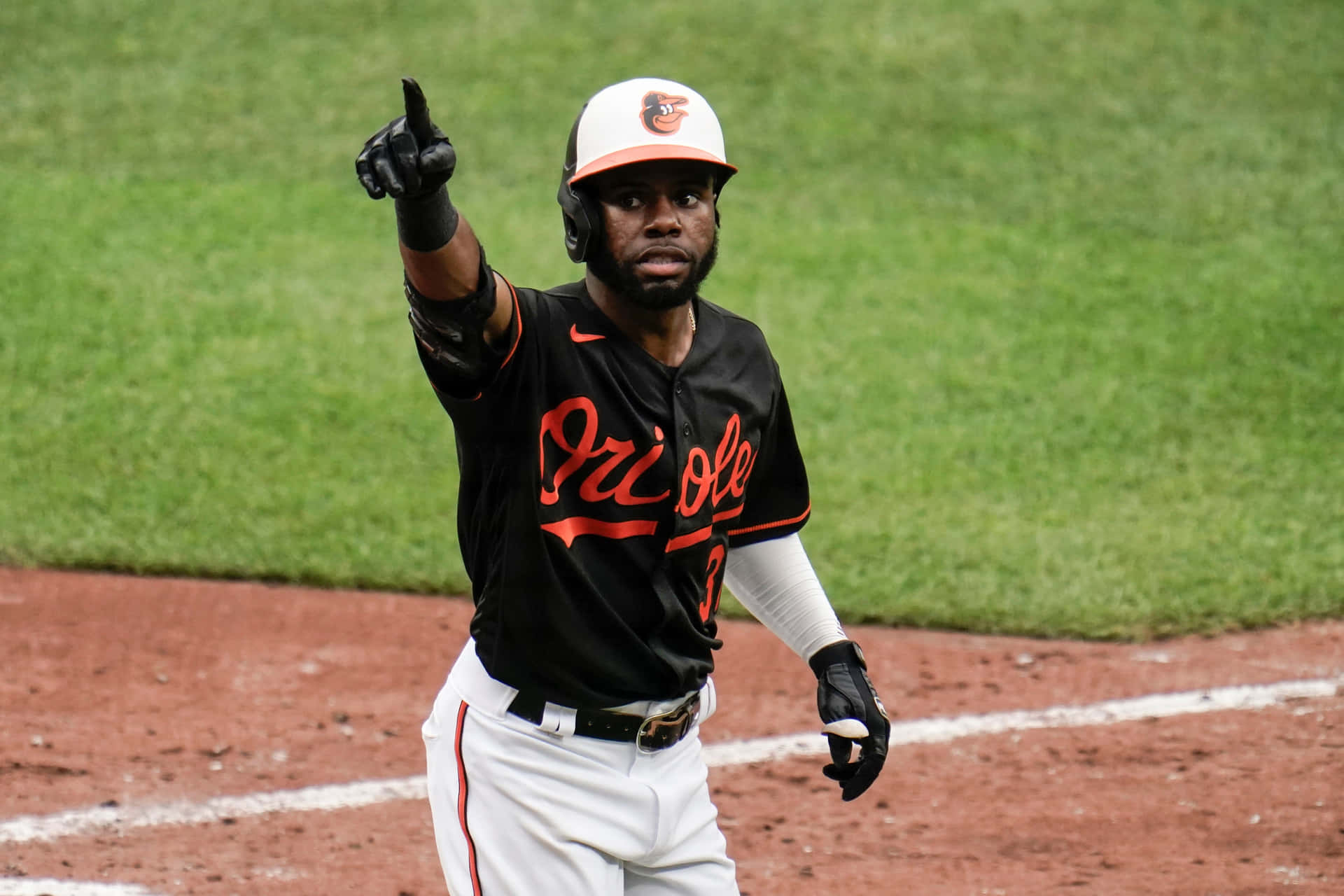 Cedric Mullins Pointing Up Orioles Uniform Wallpaper