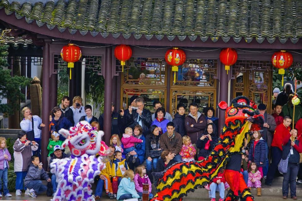 Celebracionesdel Año Nuevo Chino Con Farolillos Coloridos, Fuegos Artificiales Y Decoraciones Tradicionales